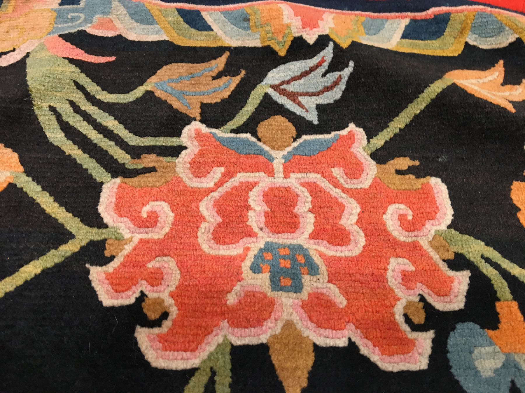 Detail f: Schigatse "Makden" alt (Lotus), Südtibet, um 1920, Wolle geknüpft auf Wolle. Dekorativer Sattel mit Lotus Muster auf schwarzen Grund. ...