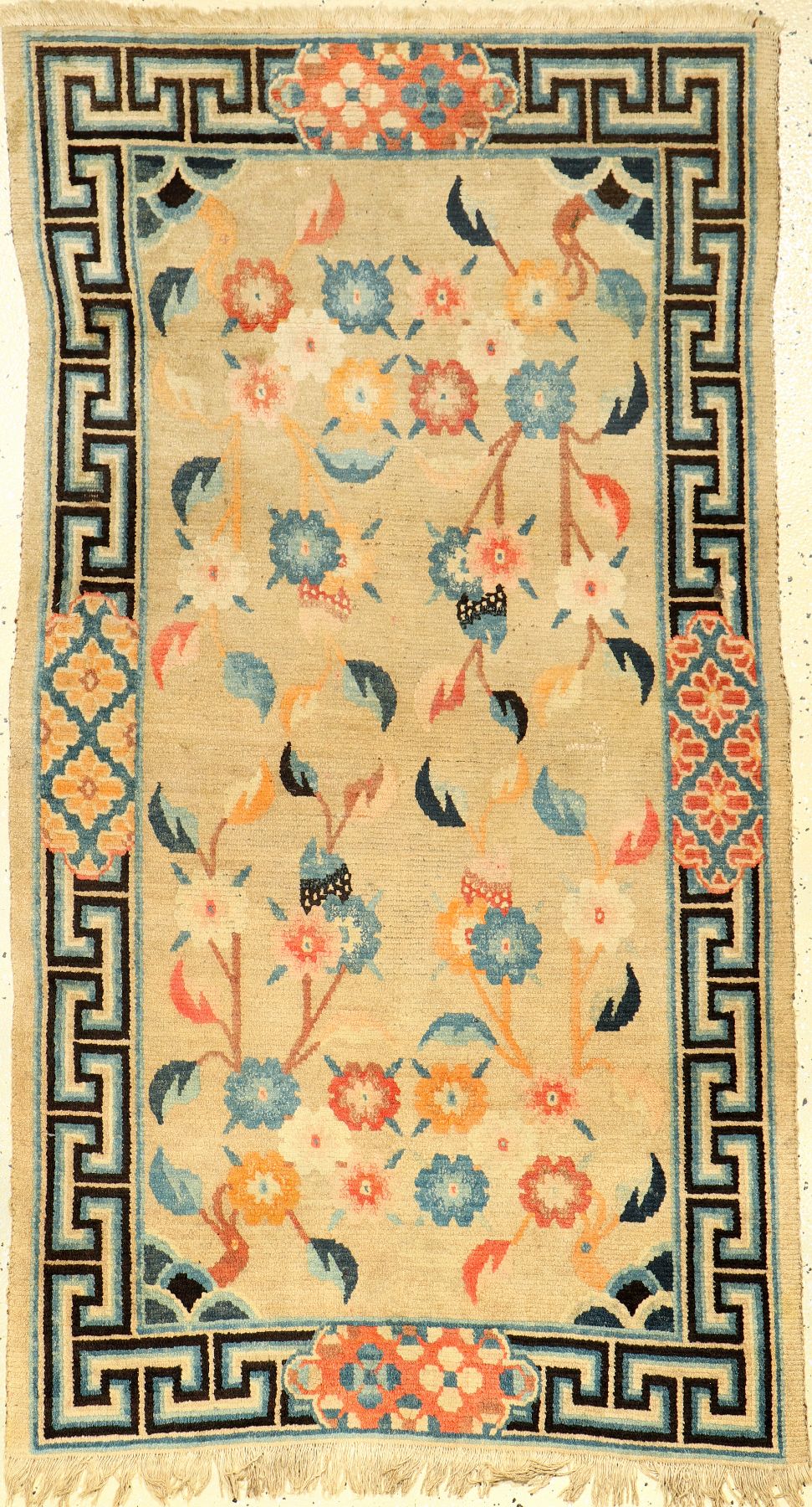 Gyantse "Khaden" alt, Südtibet, um 1910, Wolle geknüpft auf Wolle. Dekorativer Gyantse Schlafteppich mit floralen Muster. Kartuschen ...