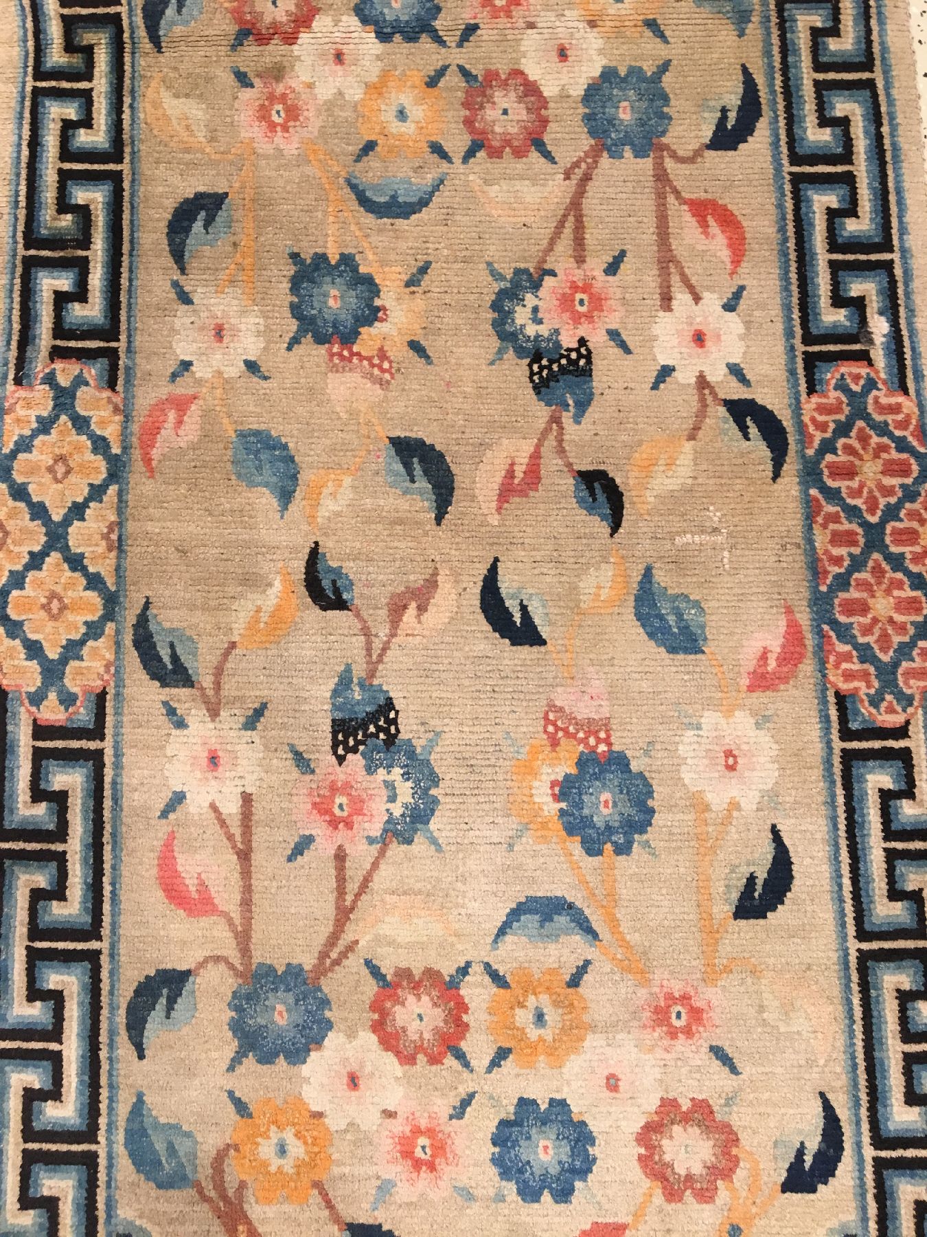 Detail a: Gyantse "Khaden" alt, Südtibet, um 1910, Wolle geknüpft auf Wolle. Dekorativer Gyantse Schlafteppich mit floralen Muster. Kartuschen ...