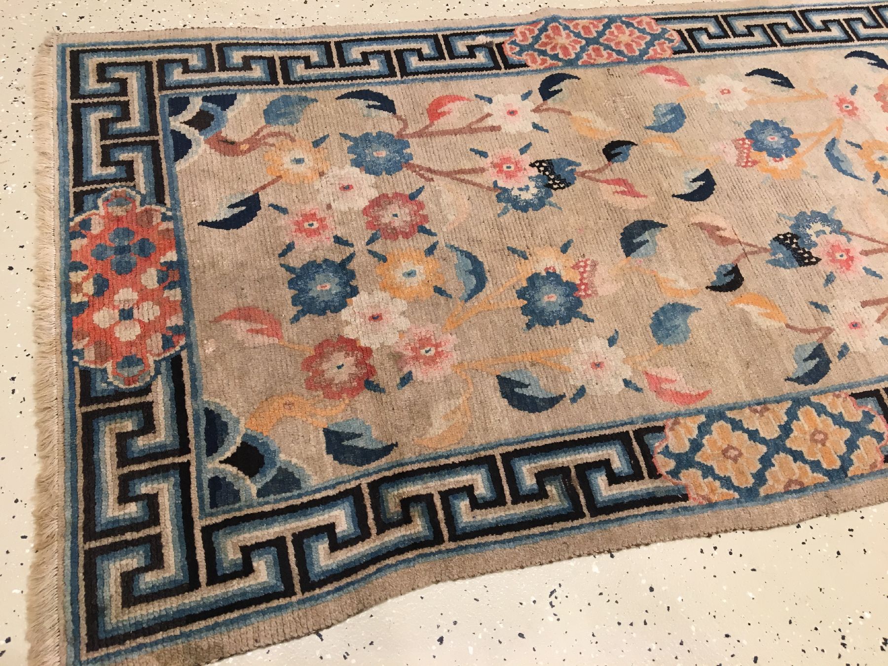 Detail b: Gyantse "Khaden" alt, Südtibet, um 1910, Wolle geknüpft auf Wolle. Dekorativer Gyantse Schlafteppich mit floralen Muster. Kartuschen ...