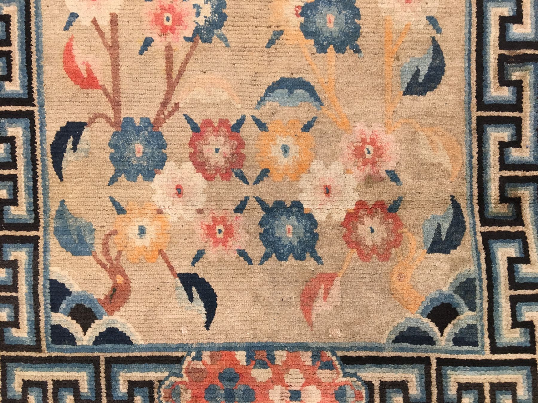 Detail c: Gyantse "Khaden" alt, Südtibet, um 1910, Wolle geknüpft auf Wolle. Dekorativer Gyantse Schlafteppich mit floralen Muster. Kartuschen ...
