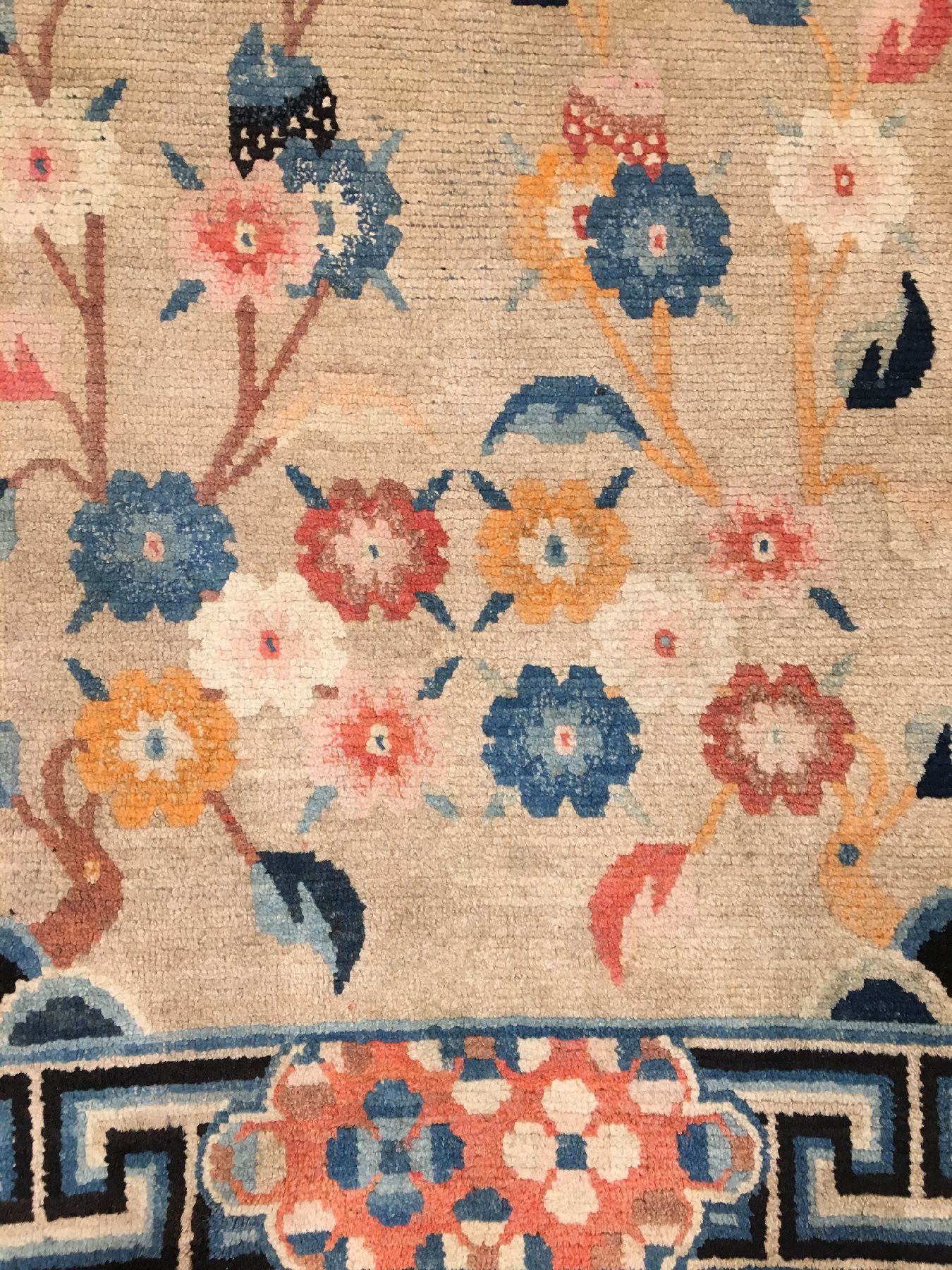 Detail d: Gyantse "Khaden" alt, Südtibet, um 1910, Wolle geknüpft auf Wolle. Dekorativer Gyantse Schlafteppich mit floralen Muster. Kartuschen ...