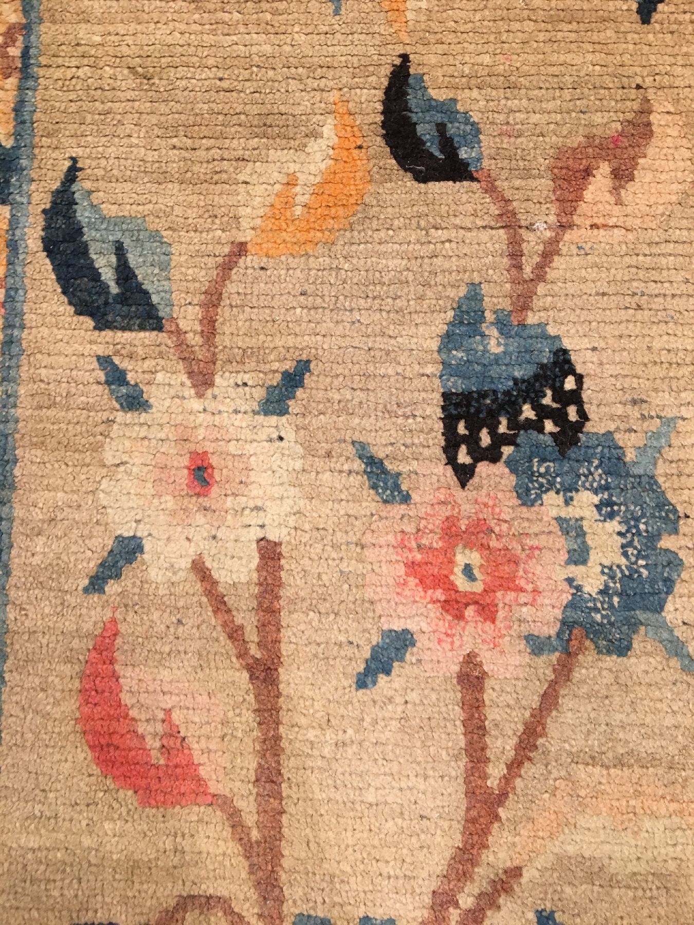 Detail f: Gyantse "Khaden" alt, Südtibet, um 1910, Wolle geknüpft auf Wolle. Dekorativer Gyantse Schlafteppich mit floralen Muster. Kartuschen ...