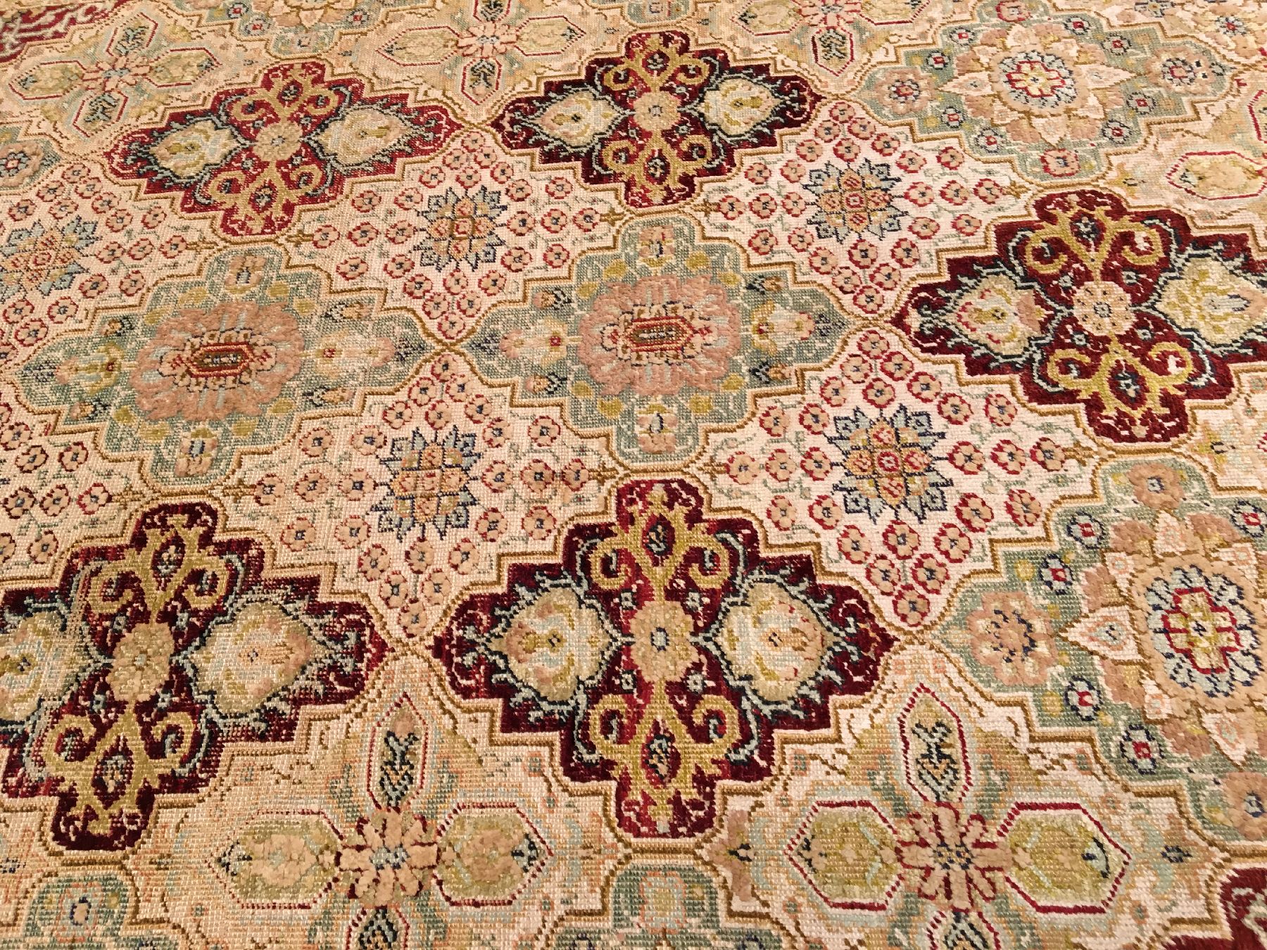 Detail d: Seiden Kaisery "Flosh" antik, Türkei, um 1890, Floshseide geknüpft auf Baumwolle. Dekorativer Seidenflosh Kaisery mit allover Muster und ...
