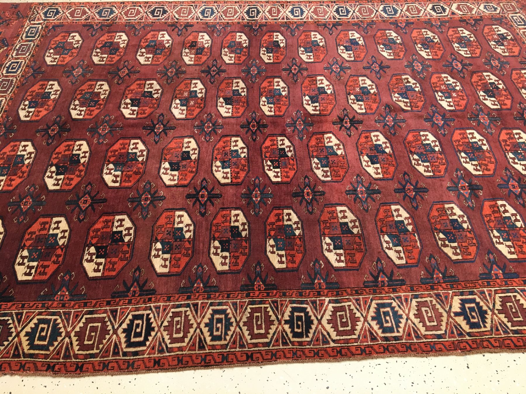 Detail a: Feiner Karadaschli "Hauptteppich" antik, Turkmenistan, frühes 19.Jhd., Wolle geknüpft auf Wolle. Fein geknüpfter Hauptteppich der ...