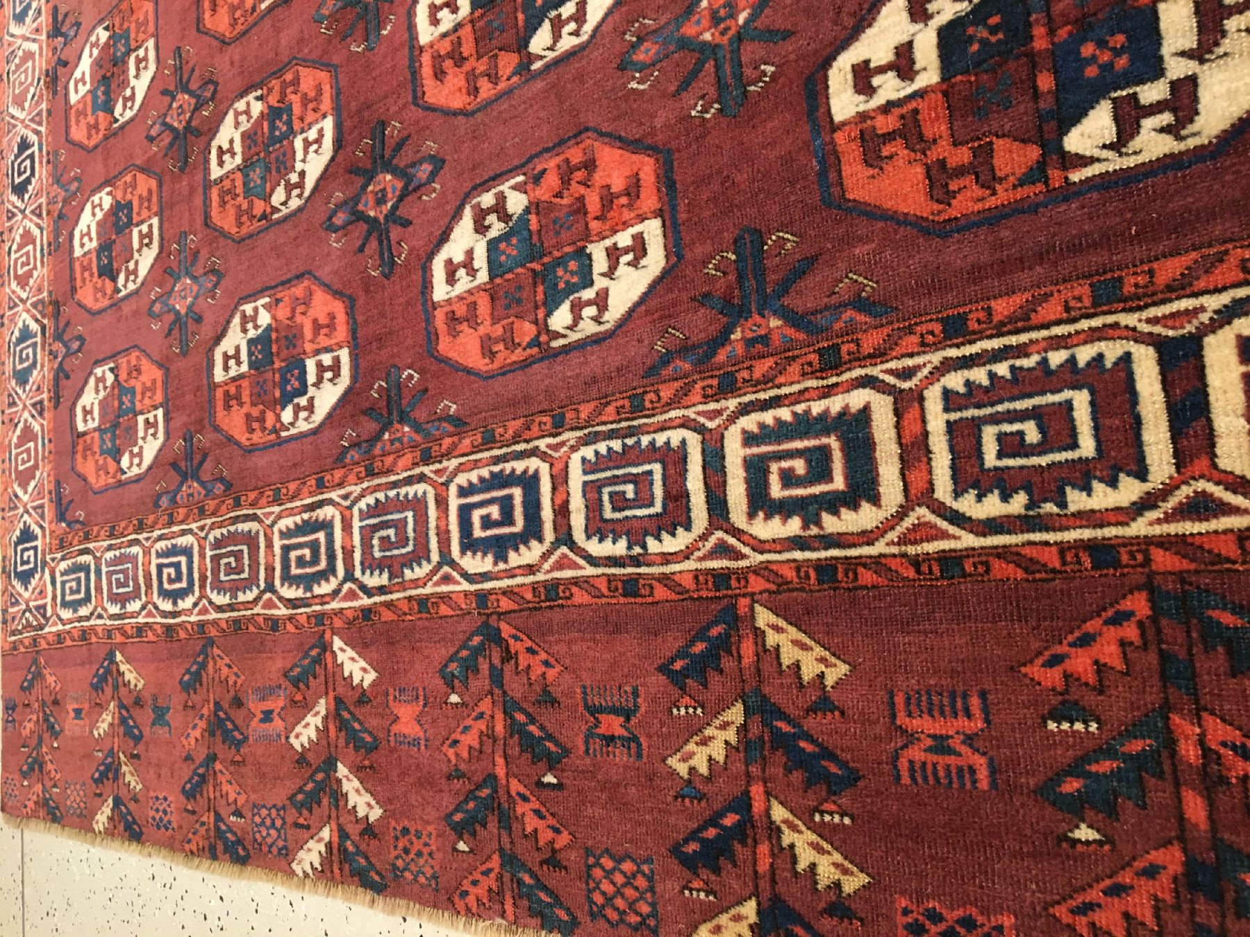 Detail d: Feiner Karadaschli "Hauptteppich" antik, Turkmenistan, frühes 19.Jhd., Wolle geknüpft auf Wolle. Fein geknüpfter Hauptteppich der ...