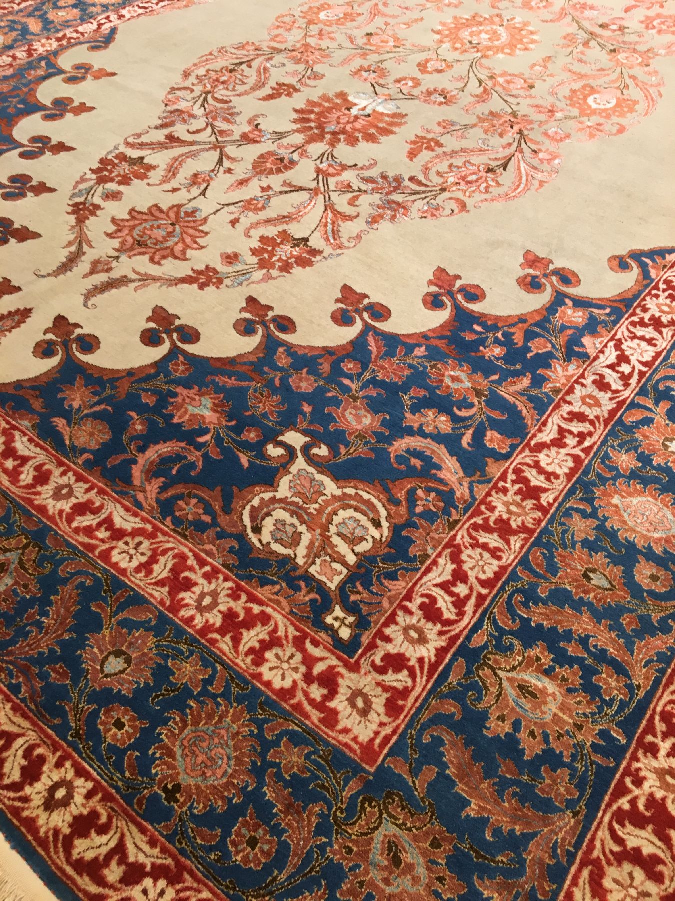 Detail d: Seltener großer feiner Teheran "Part-Silk" alt, Zentralpersien, um 1940, Korkwolle mitviel Seide geknüpft auf Baumwolle. Hochdekorativer ...