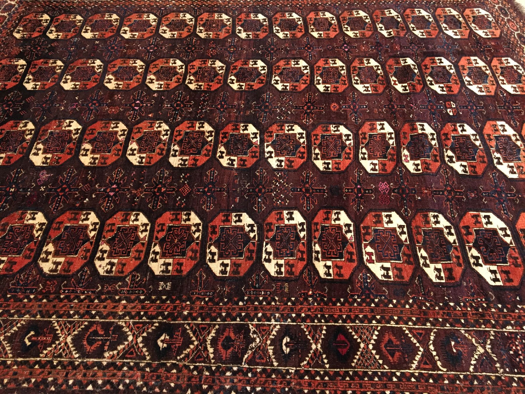 Detail a: Seltener Arabatschi "Hauptteppich" antik (Mit Rubinroter Seide), Turkmenistan, frühes 19.Jhd., Wolle mit Seiden-Highlights geknüpft auf ...