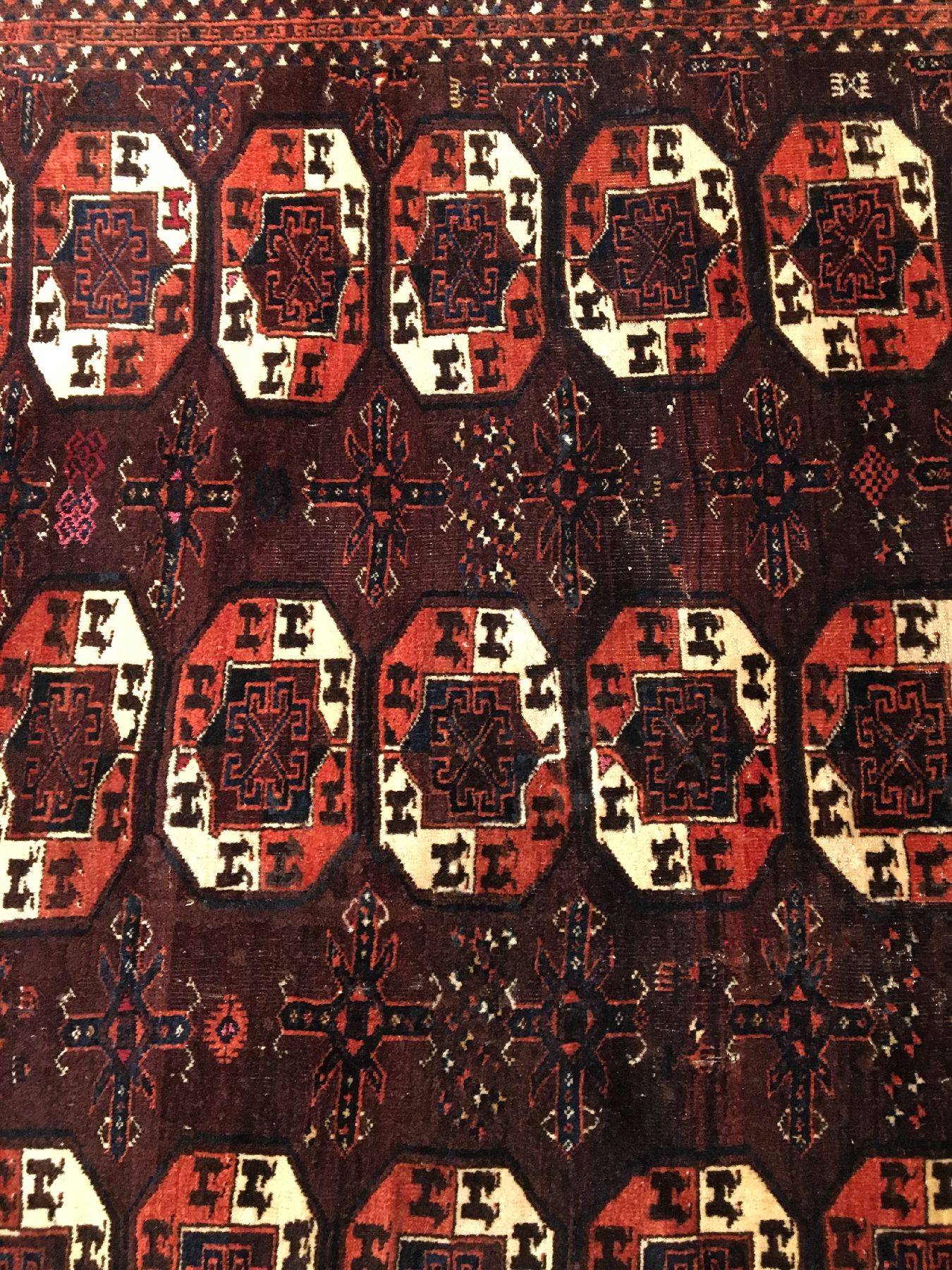 Detail b: Seltener Arabatschi "Hauptteppich" antik (Mit Rubinroter Seide), Turkmenistan, frühes 19.Jhd., Wolle mit Seiden-Highlights geknüpft auf ...