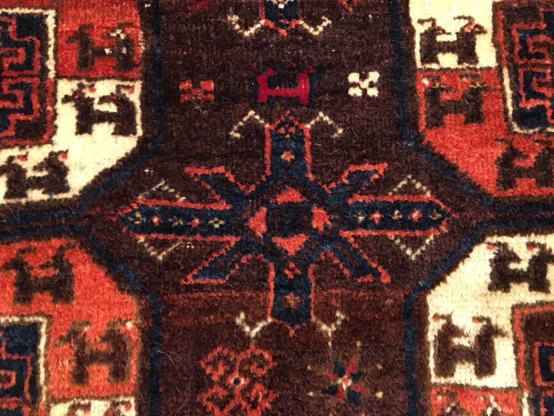 Detail c: Seltener Arabatschi "Hauptteppich" antik (Mit Rubinroter Seide), Turkmenistan, frühes 19.Jhd., Wolle mit Seiden-Highlights geknüpft auf ...