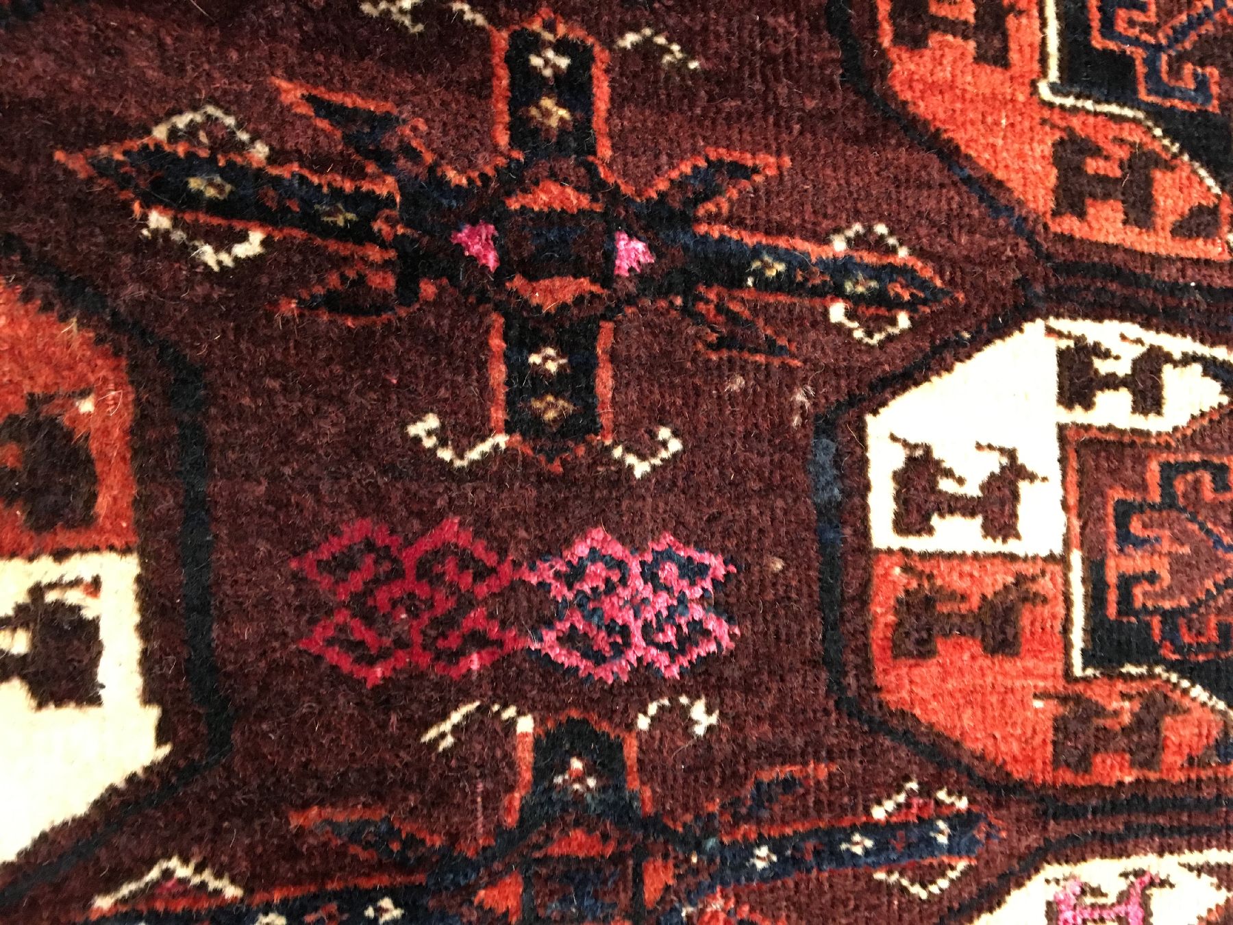 Detail d: Seltener Arabatschi "Hauptteppich" antik (Mit Rubinroter Seide), Turkmenistan, frühes 19.Jhd., Wolle mit Seiden-Highlights geknüpft auf ...