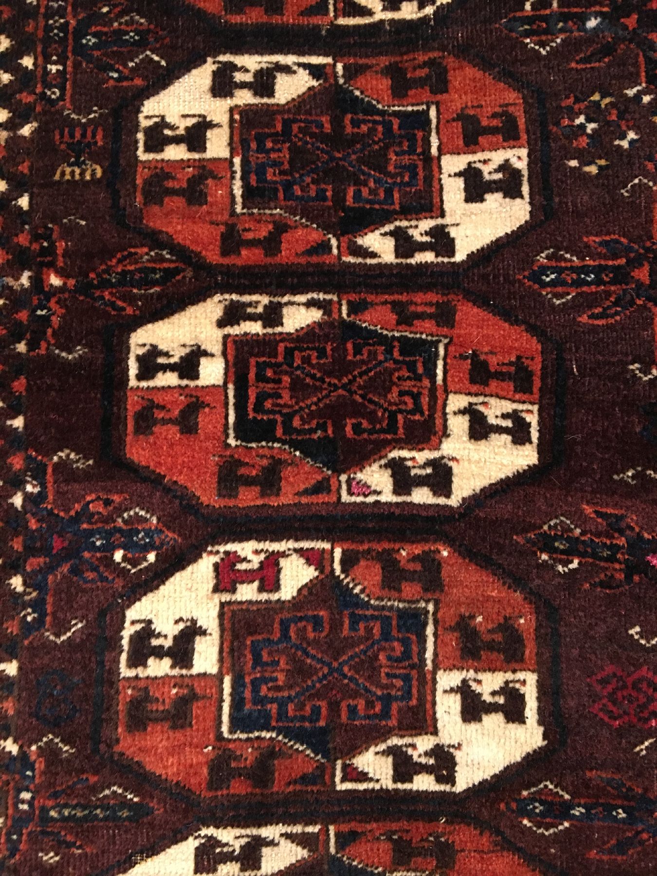 Detail e: Seltener Arabatschi "Hauptteppich" antik (Mit Rubinroter Seide), Turkmenistan, frühes 19.Jhd., Wolle mit Seiden-Highlights geknüpft auf ...