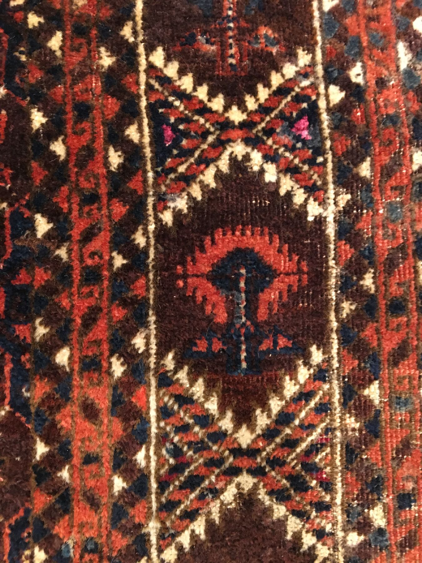 Detail f: Seltener Arabatschi "Hauptteppich" antik (Mit Rubinroter Seide), Turkmenistan, frühes 19.Jhd., Wolle mit Seiden-Highlights geknüpft auf ...