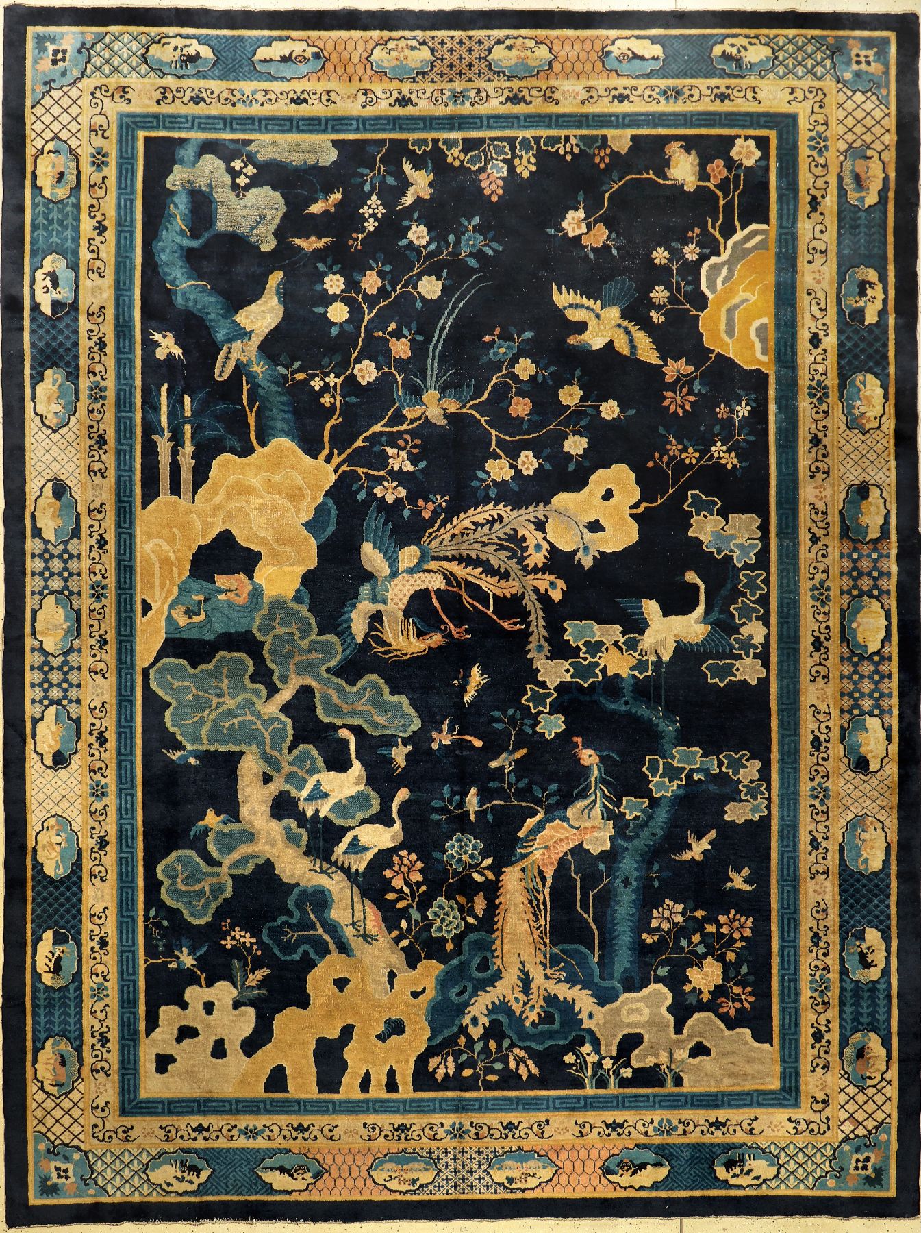 Seltener Peking antik, Nordostchina, 19.Jhd., Korkwolle geknüpft auf Baumwolle. Hochdekorativer Peking mit Vogelmotiven im Innenfeld wie z.B. ...