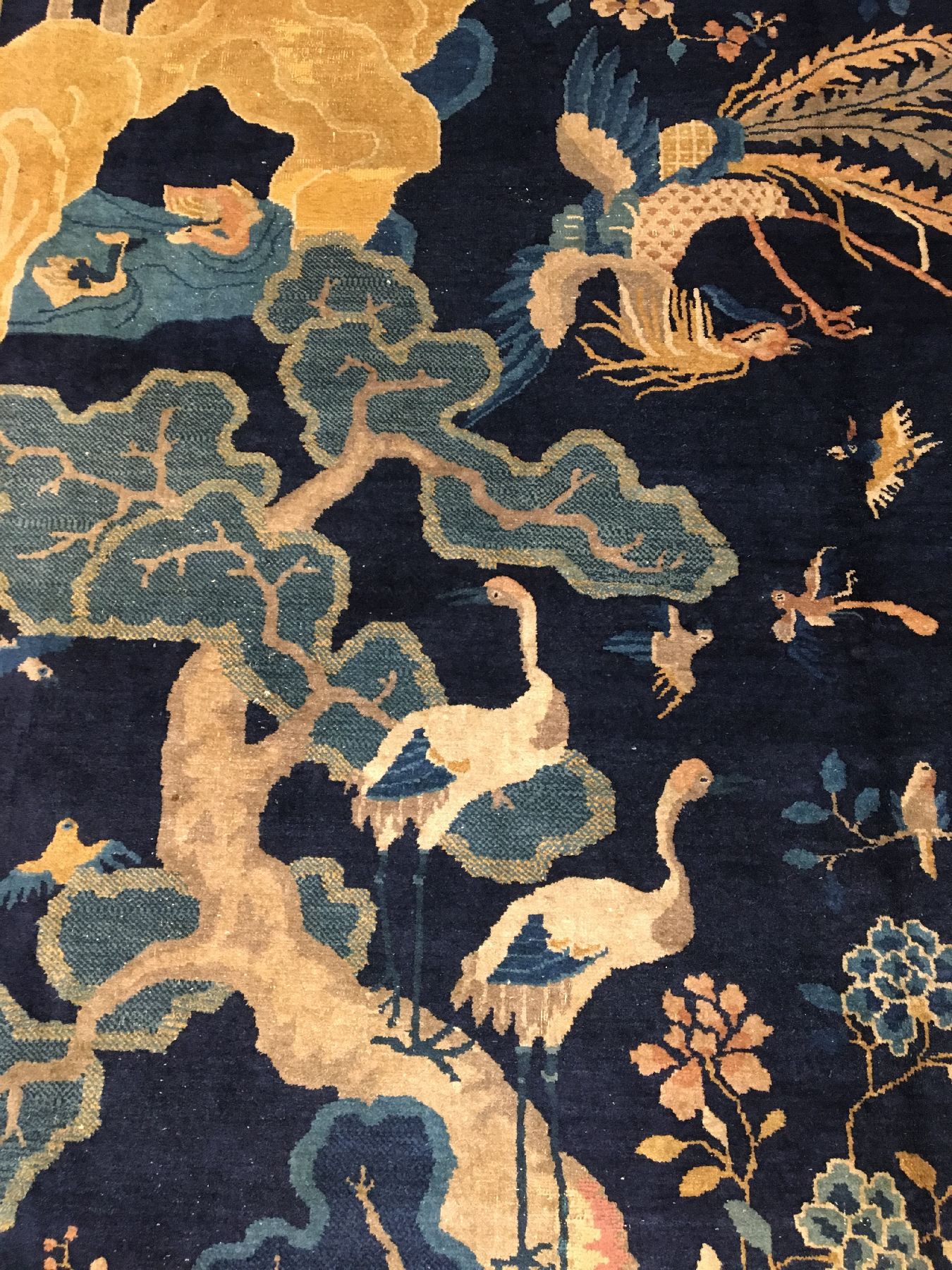 Detail c: Seltener Peking antik, Nordostchina, 19.Jhd., Korkwolle geknüpft auf Baumwolle. Hochdekorativer Peking mit Vogelmotiven im Innenfeld wie z.B. ...