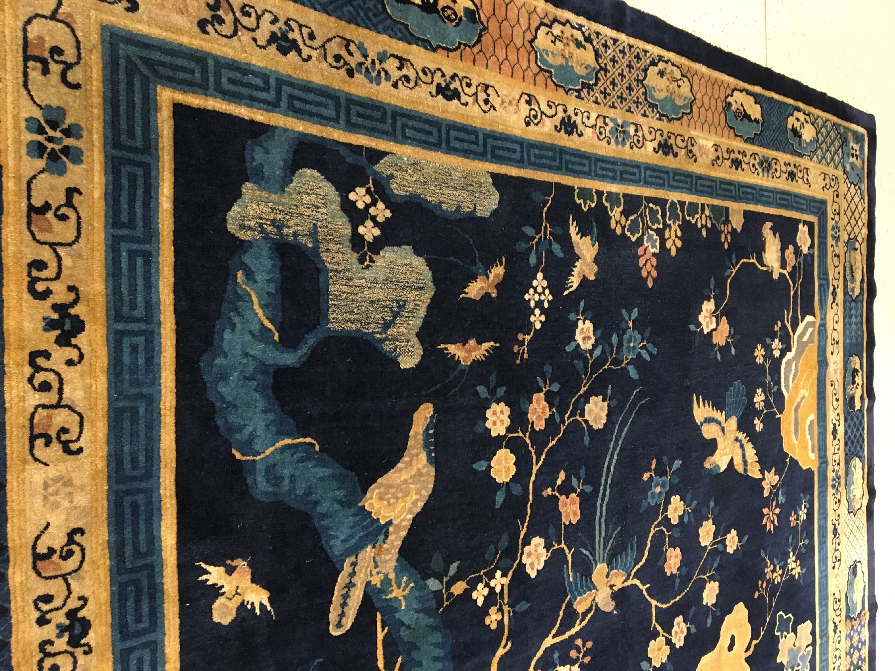 Detail d: Seltener Peking antik, Nordostchina, 19.Jhd., Korkwolle geknüpft auf Baumwolle. Hochdekorativer Peking mit Vogelmotiven im Innenfeld wie z.B. ...