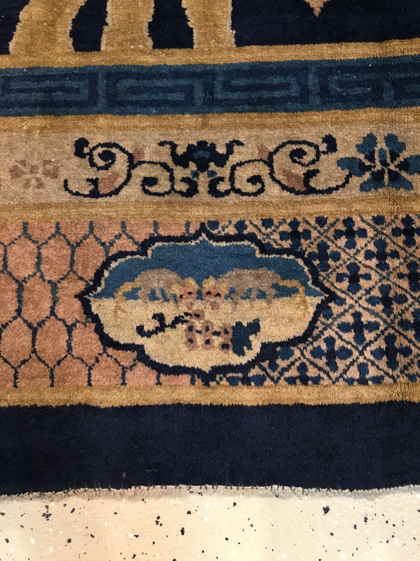 Detail e: Seltener Peking antik, Nordostchina, 19.Jhd., Korkwolle geknüpft auf Baumwolle. Hochdekorativer Peking mit Vogelmotiven im Innenfeld wie z.B. ...