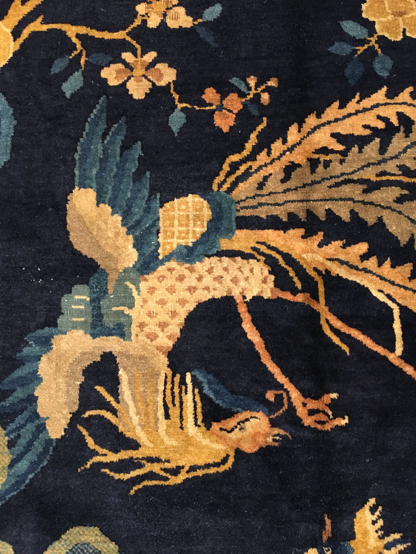 Detail f: Seltener Peking antik, Nordostchina, 19.Jhd., Korkwolle geknüpft auf Baumwolle. Hochdekorativer Peking mit Vogelmotiven im Innenfeld wie z.B. ...