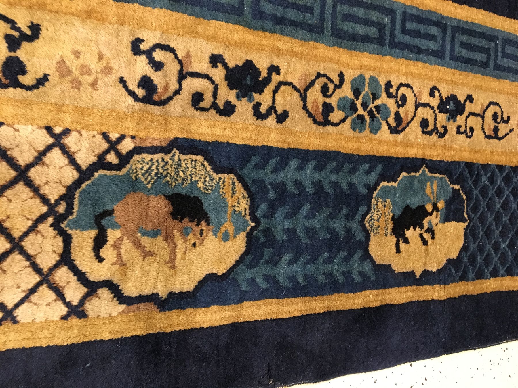 Detail g: Seltener Peking antik, Nordostchina, 19.Jhd., Korkwolle geknüpft auf Baumwolle. Hochdekorativer Peking mit Vogelmotiven im Innenfeld wie z.B. ...