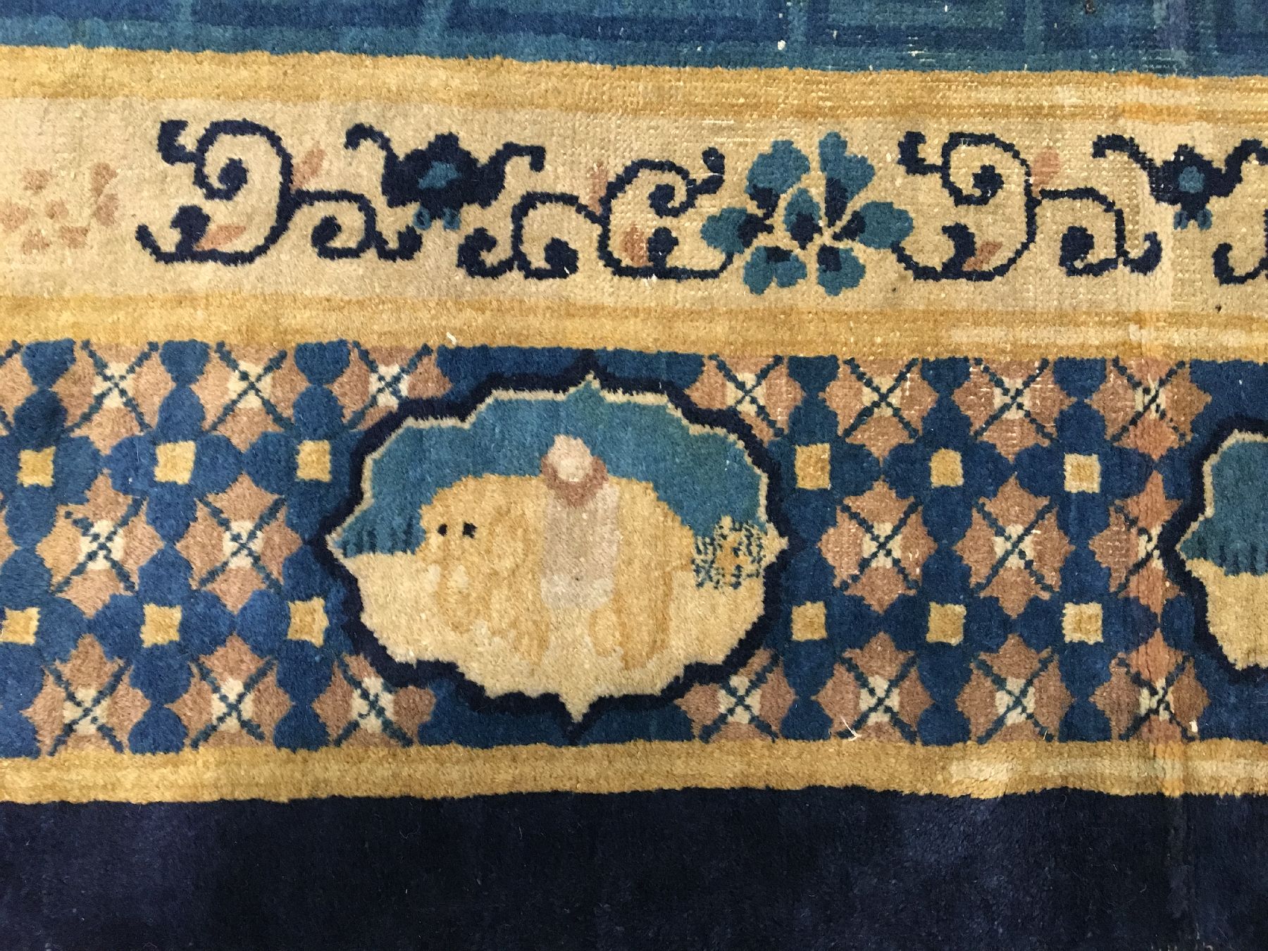 Detail h: Seltener Peking antik, Nordostchina, 19.Jhd., Korkwolle geknüpft auf Baumwolle. Hochdekorativer Peking mit Vogelmotiven im Innenfeld wie z.B. ...