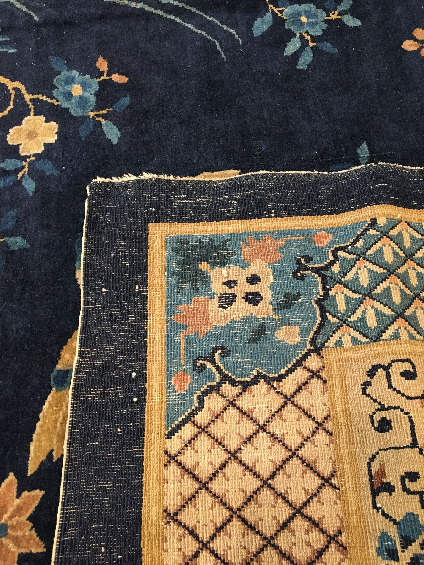 Detail i: Seltener Peking antik, Nordostchina, 19.Jhd., Korkwolle geknüpft auf Baumwolle. Hochdekorativer Peking mit Vogelmotiven im Innenfeld wie z.B. ...