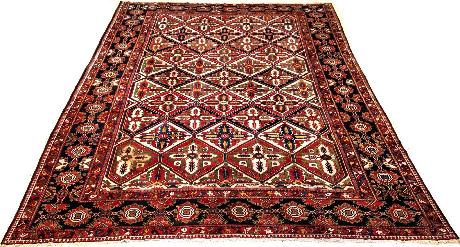 Großer Bachtiari "Khan-Teppich" antik, Westliches Zentralpersien, um 1890/1900, Wolle geknüpft auf Baumwolle. Seltener und farbenfroher ...