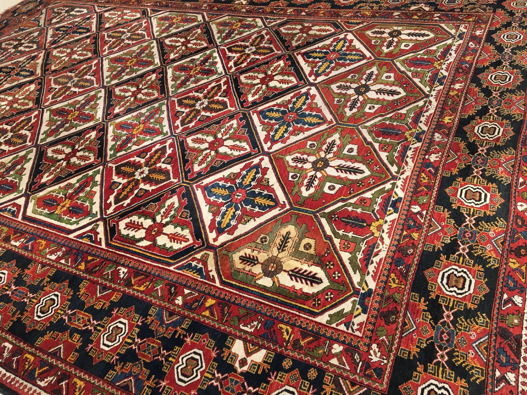 Detail a: Großer Bachtiari "Khan-Teppich" antik, Westliches Zentralpersien, um 1890/1900, Wolle geknüpft auf Baumwolle. Seltener und farbenfroher ...