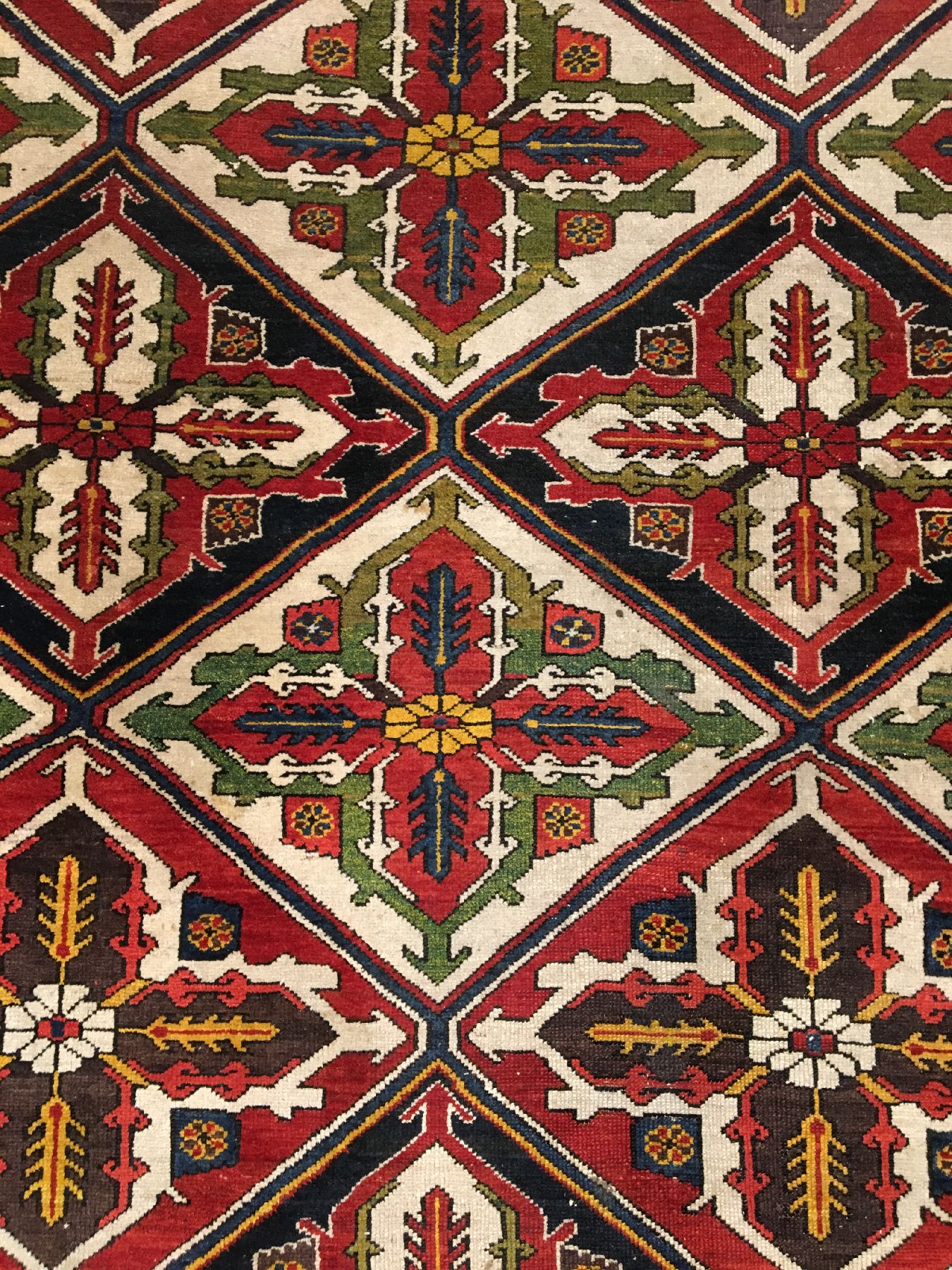 Detail b: Großer Bachtiari "Khan-Teppich" antik, Westliches Zentralpersien, um 1890/1900, Wolle geknüpft auf Baumwolle. Seltener und farbenfroher ...