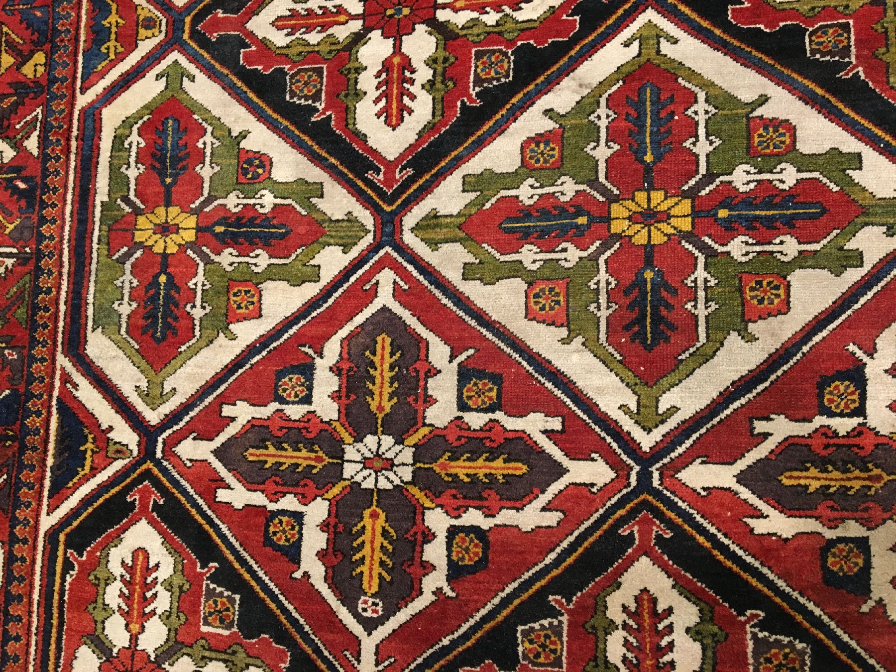 Detail c: Großer Bachtiari "Khan-Teppich" antik, Westliches Zentralpersien, um 1890/1900, Wolle geknüpft auf Baumwolle. Seltener und farbenfroher ...
