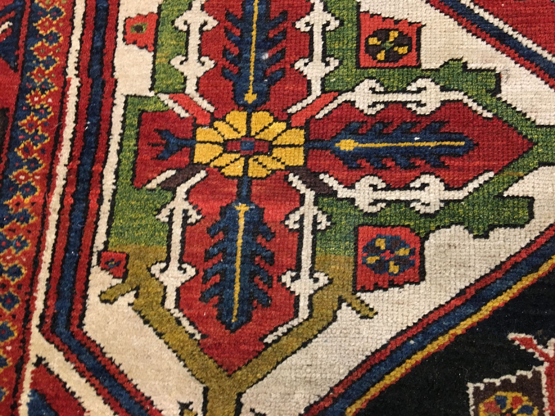 Detail d: Großer Bachtiari "Khan-Teppich" antik, Westliches Zentralpersien, um 1890/1900, Wolle geknüpft auf Baumwolle. Seltener und farbenfroher ...