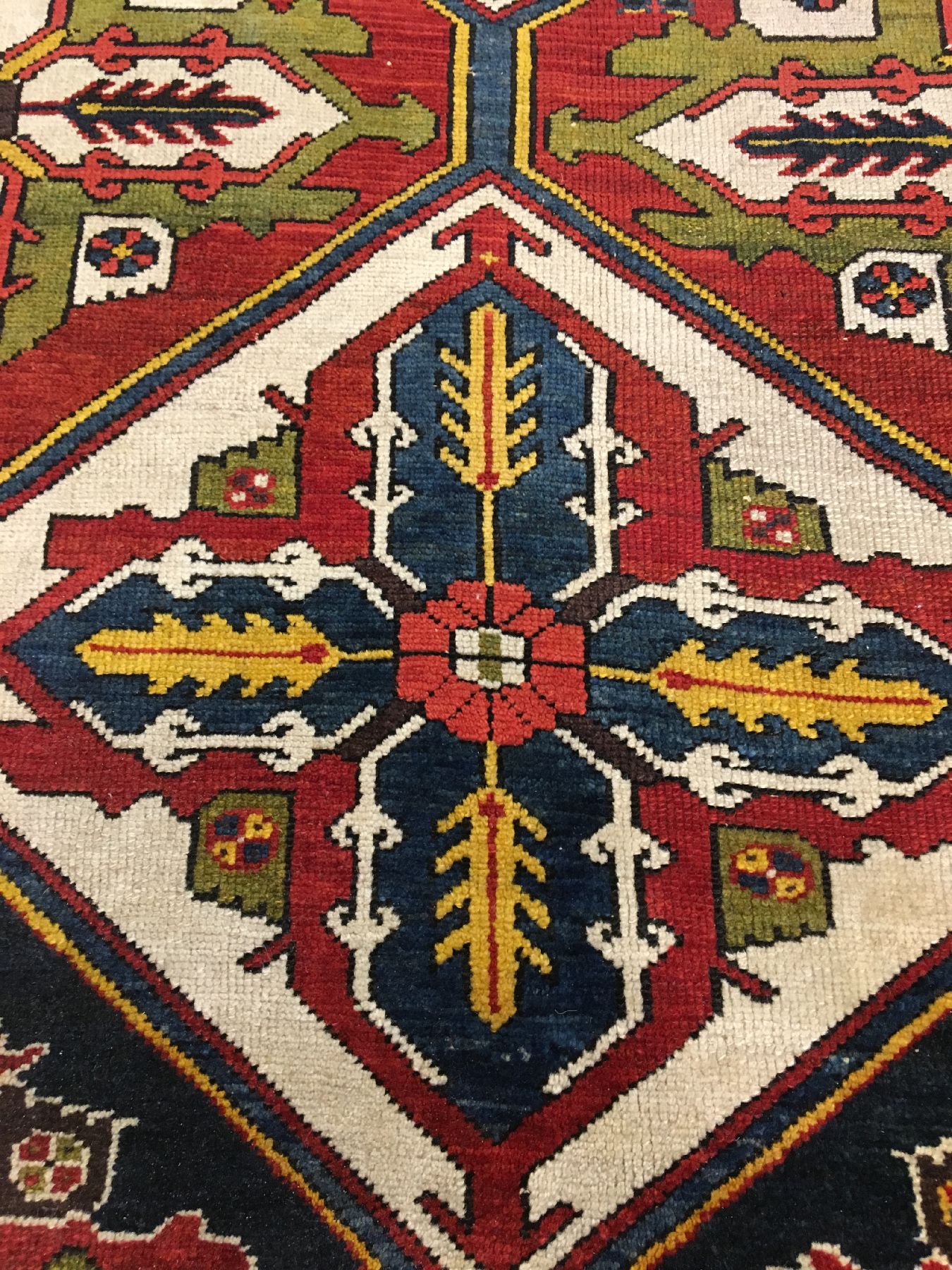 Detail e: Großer Bachtiari "Khan-Teppich" antik, Westliches Zentralpersien, um 1890/1900, Wolle geknüpft auf Baumwolle. Seltener und farbenfroher ...
