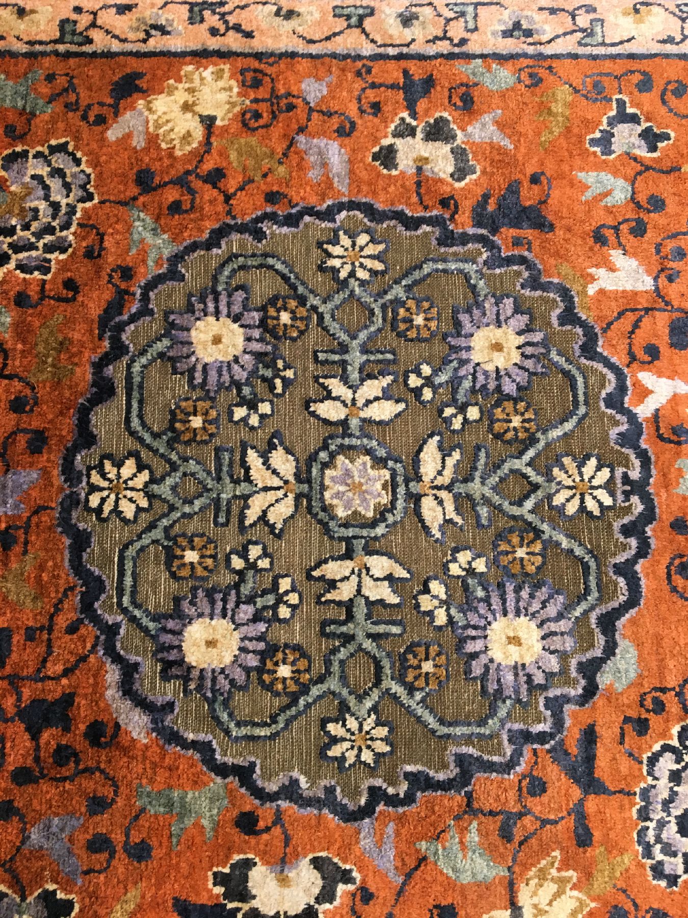 Detail b: Kaiserlicher Seiden Peking "Palastteppich" mit Gold-Metallbrokat antik (Qing Dynastie) "Mit Eigentümer Bezeichnung aus dem ...