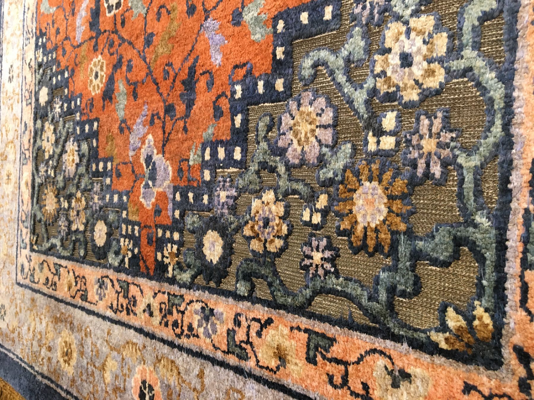 Detail e: Kaiserlicher Seiden Peking "Palastteppich" mit Gold-Metallbrokat antik (Qing Dynastie) "Mit Eigentümer Bezeichnung aus dem ...