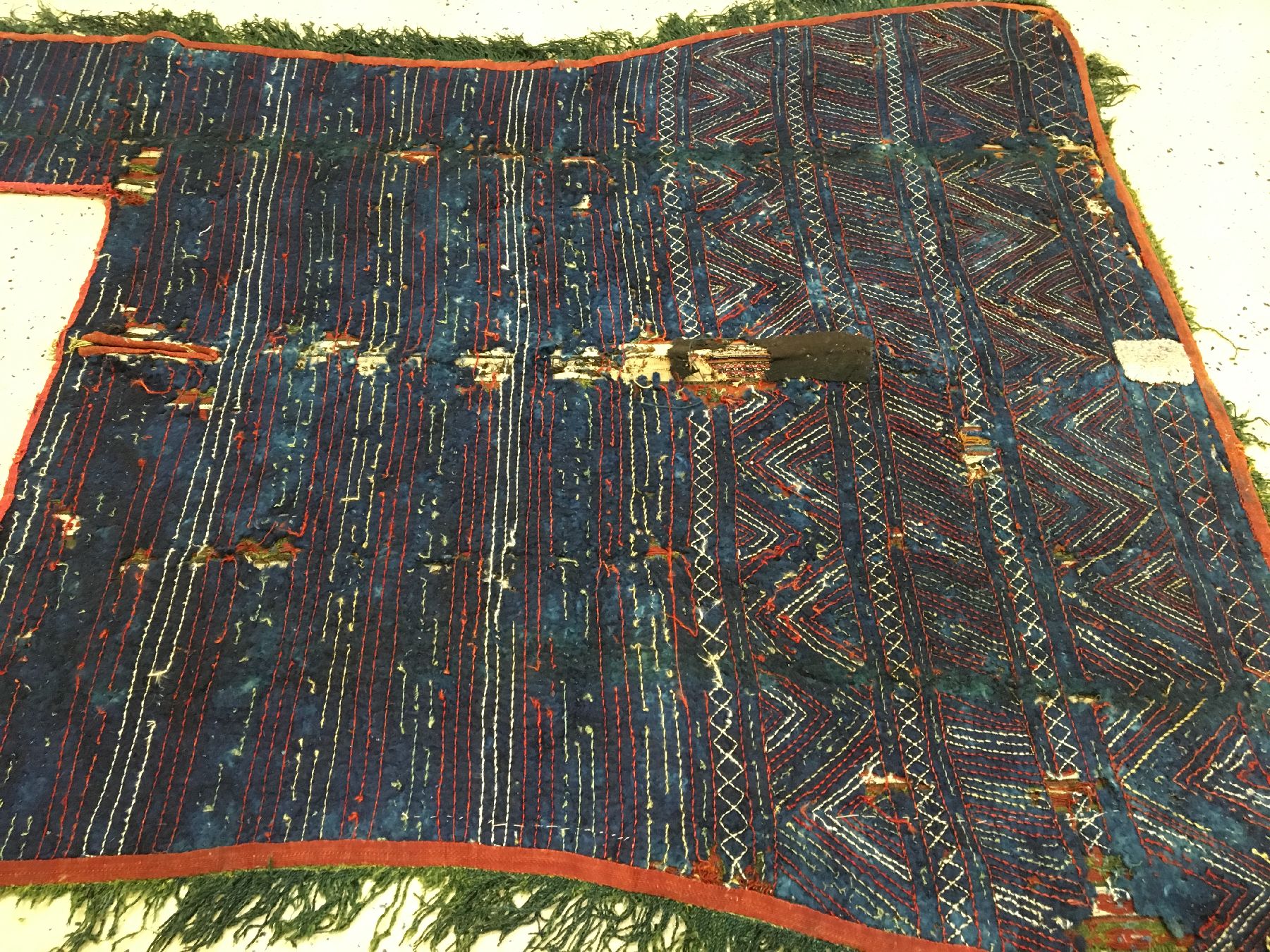 Detail f: Sehr feine Turkmenische Seiden "Pferdedecke" antik (Mit original indigoblauen Filzrücken), Turkmenistan, frühes 19.Jhd., reine ...