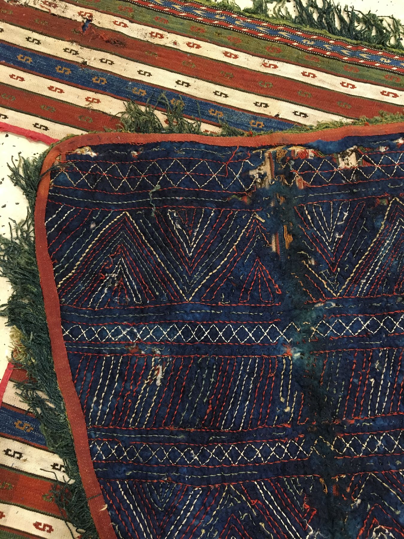 Detail h: Sehr feine Turkmenische Seiden "Pferdedecke" antik (Mit original indigoblauen Filzrücken), Turkmenistan, frühes 19.Jhd., reine ...