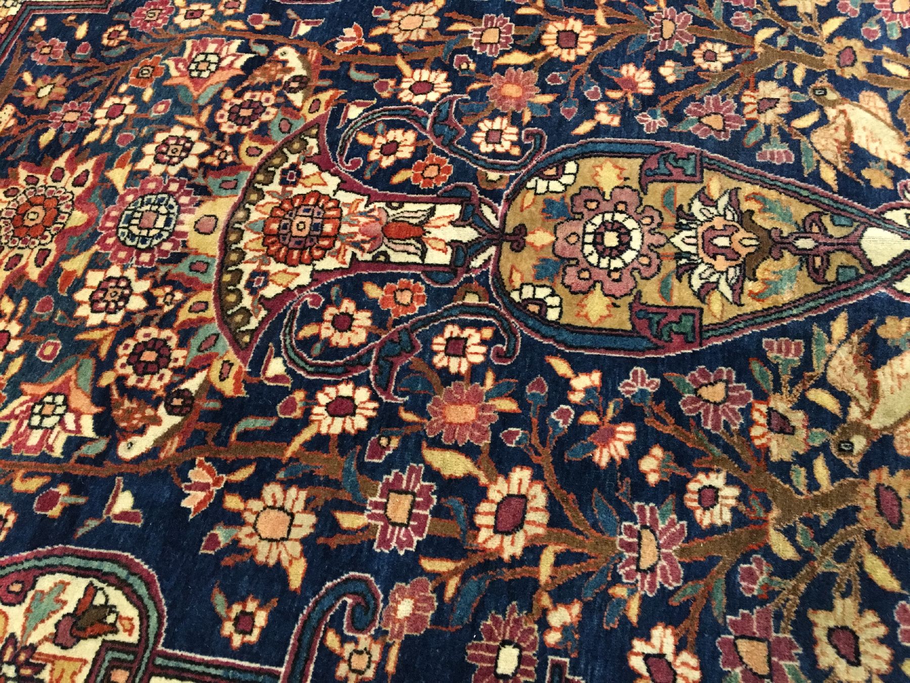 Detail e: Feiner Esfahan "Samadzadeh Madar Vatan" antik "Vasenteppich mit Königskrone" (Signiert), Zentralpersien, 19.Jhd., Korkwolle ...