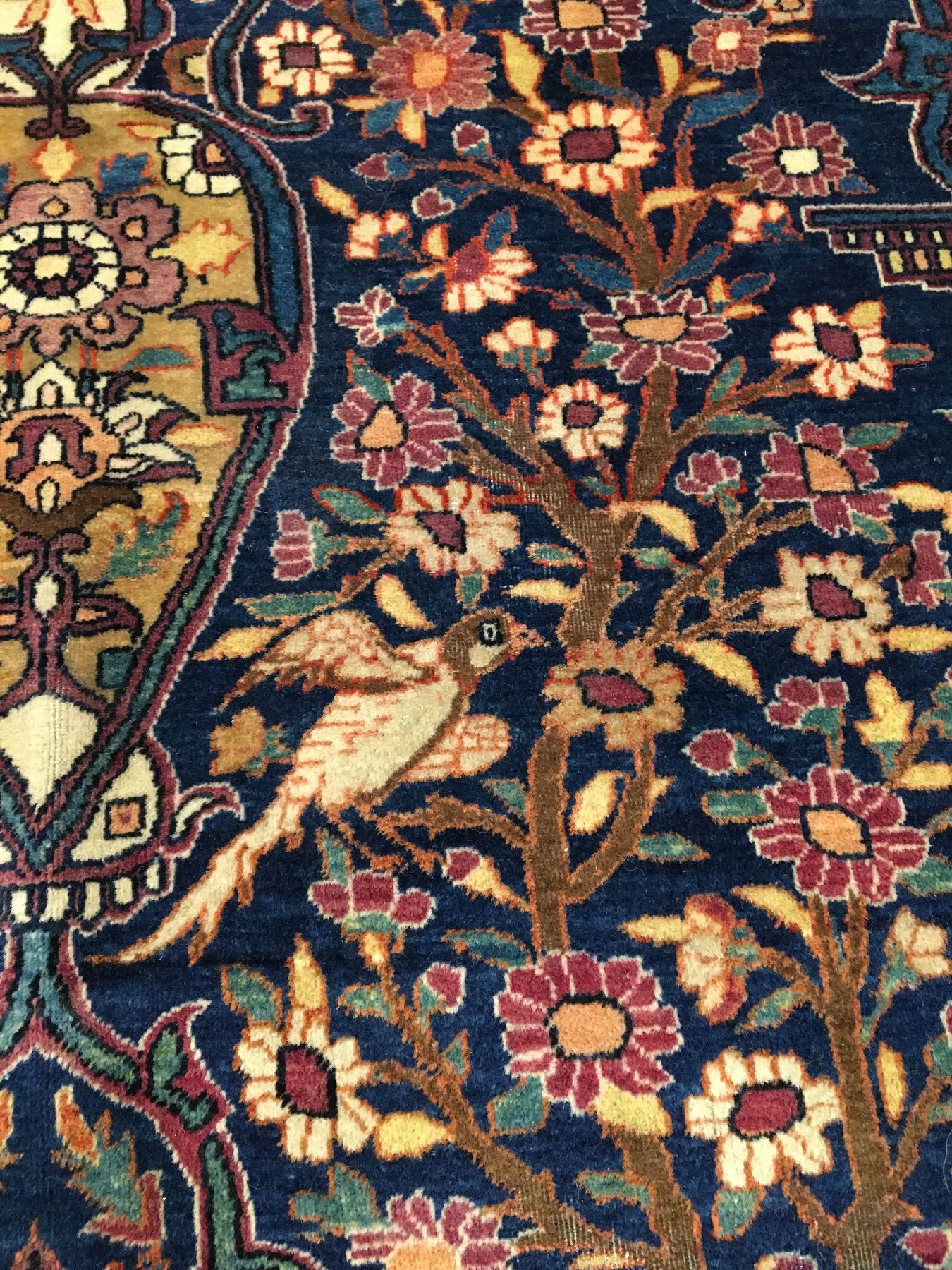 Detail g: Feiner Esfahan "Samadzadeh Madar Vatan" antik "Vasenteppich mit Königskrone" (Signiert), Zentralpersien, 19.Jhd., Korkwolle ...