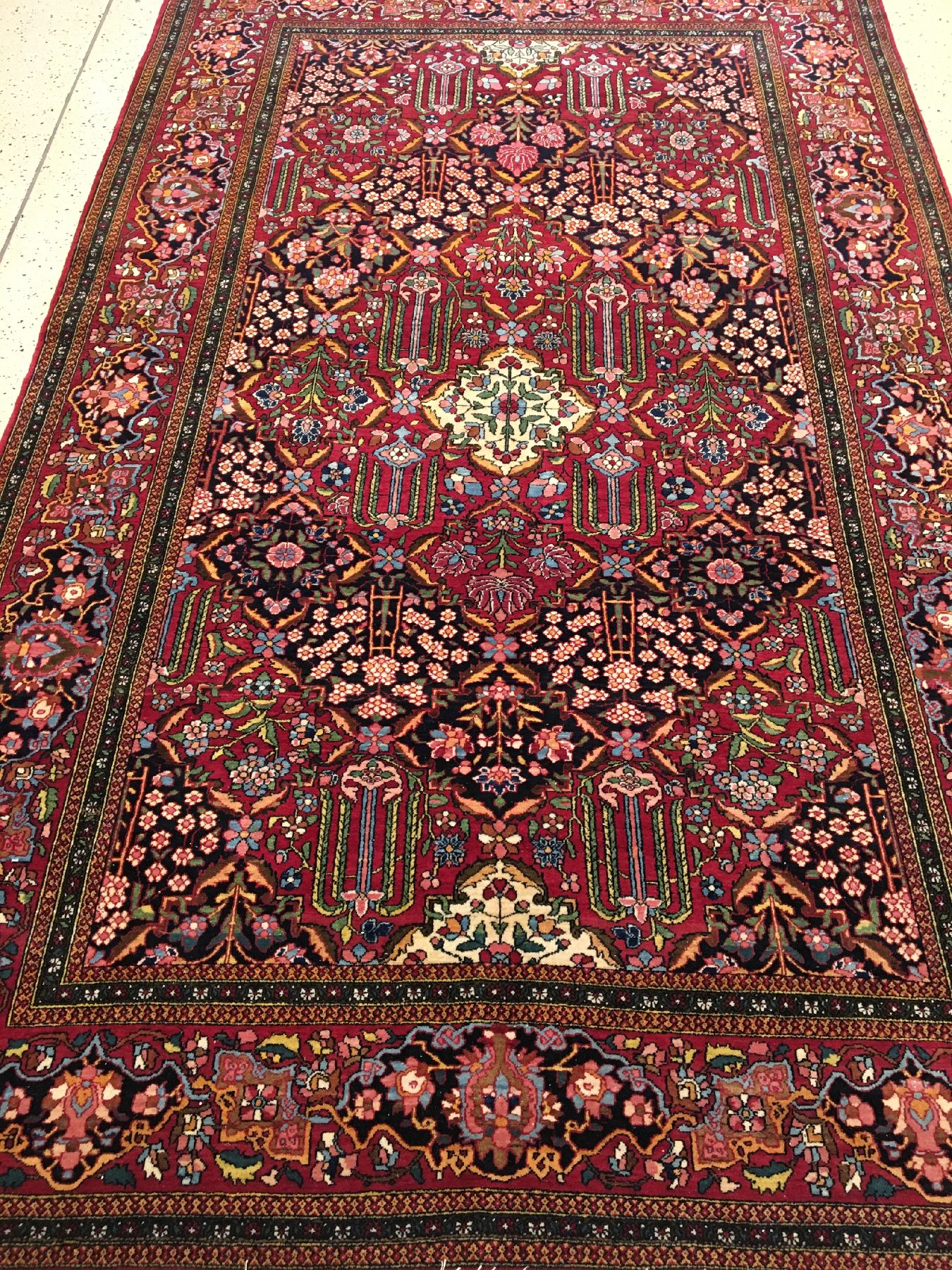 Detail a: Feiner Esfahan "Ahmad" antik (Hadji-Khanumi Design), Zentralpersien, Ende 19.Jhd., Korkwolle geknüpft auf Baumwolle. Bemerkenswert fein ...
