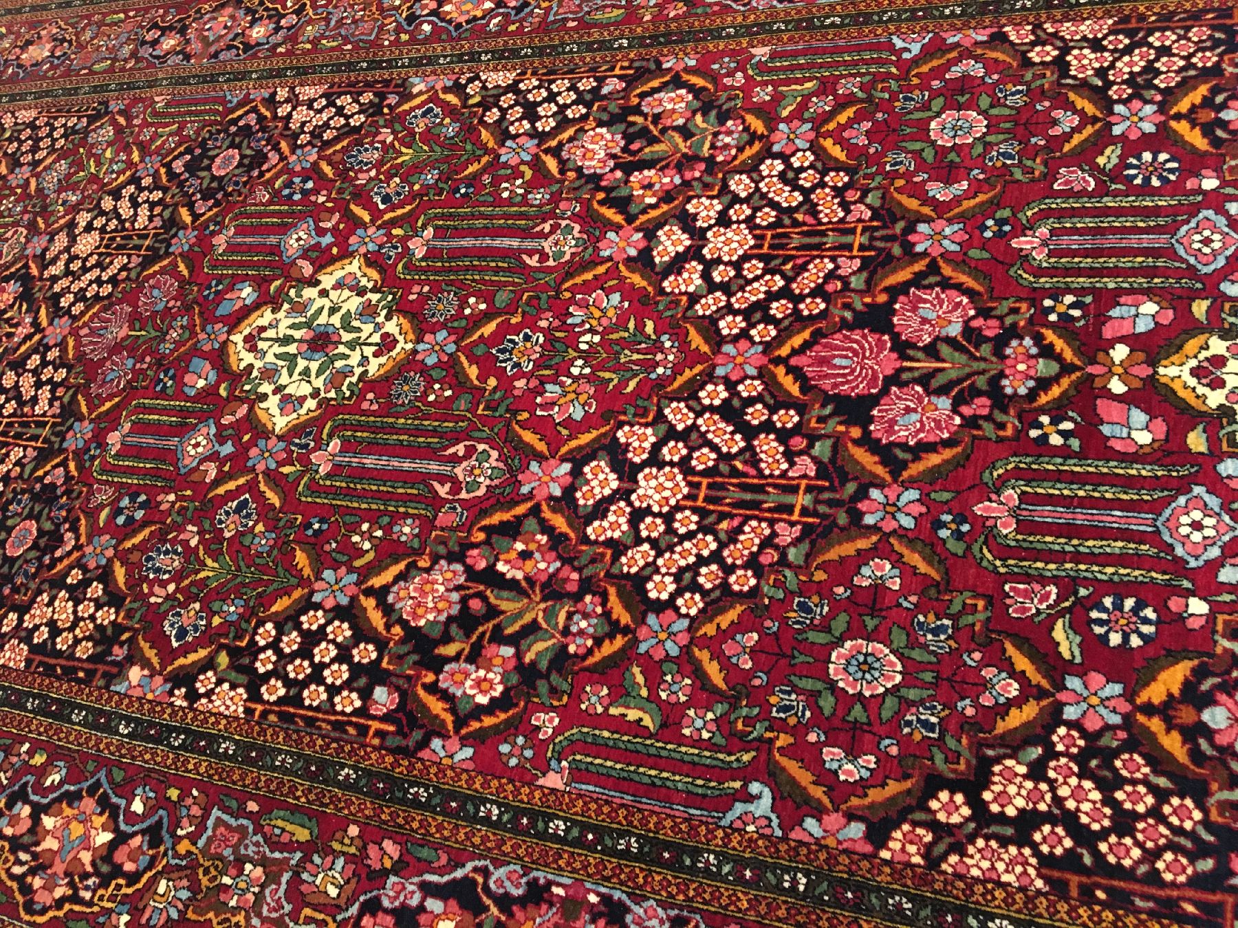 Detail b: Feiner Esfahan "Ahmad" antik (Hadji-Khanumi Design), Zentralpersien, Ende 19.Jhd., Korkwolle geknüpft auf Baumwolle. Bemerkenswert fein ...