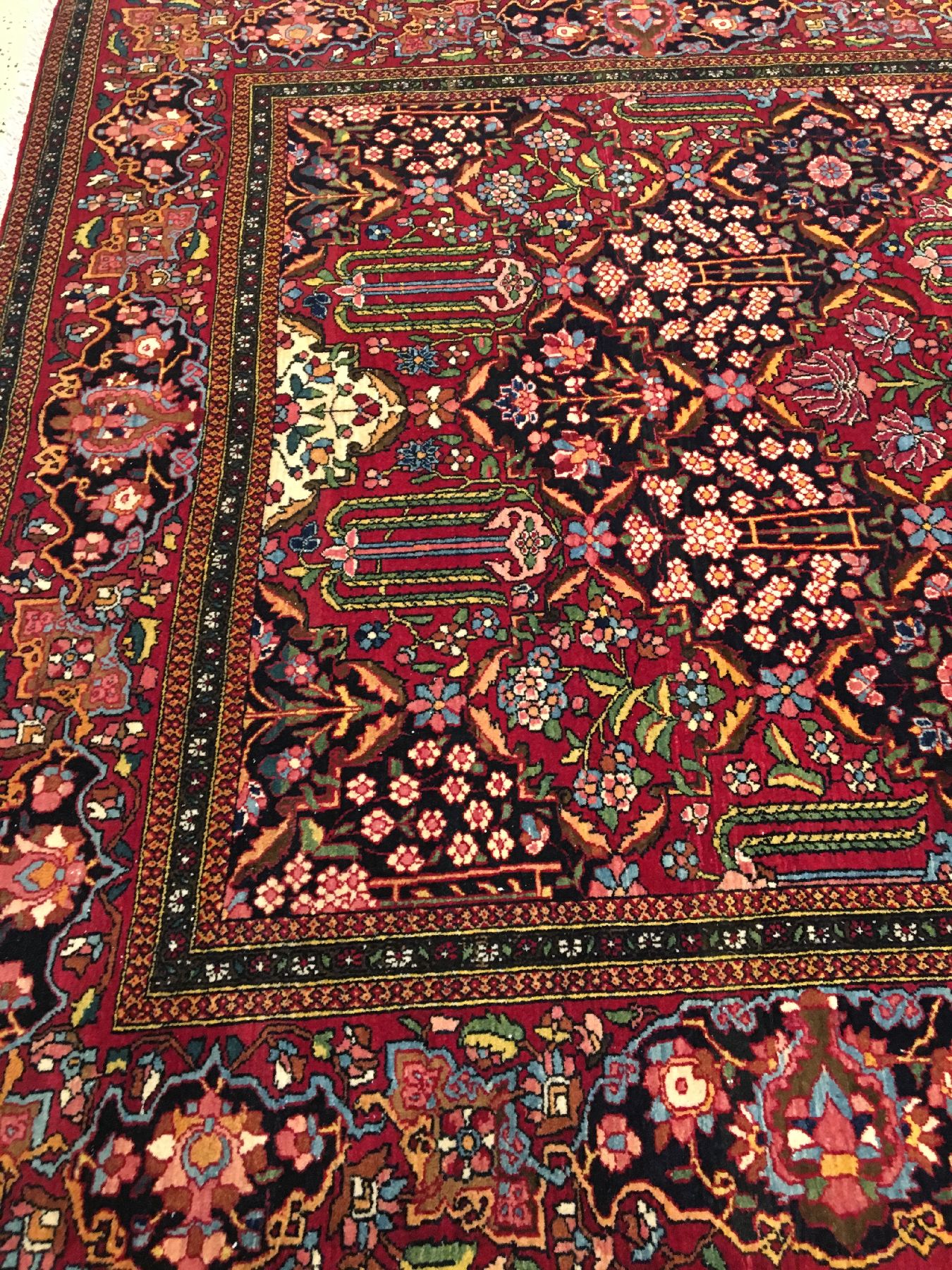 Detail d: Feiner Esfahan "Ahmad" antik (Hadji-Khanumi Design), Zentralpersien, Ende 19.Jhd., Korkwolle geknüpft auf Baumwolle. Bemerkenswert fein ...