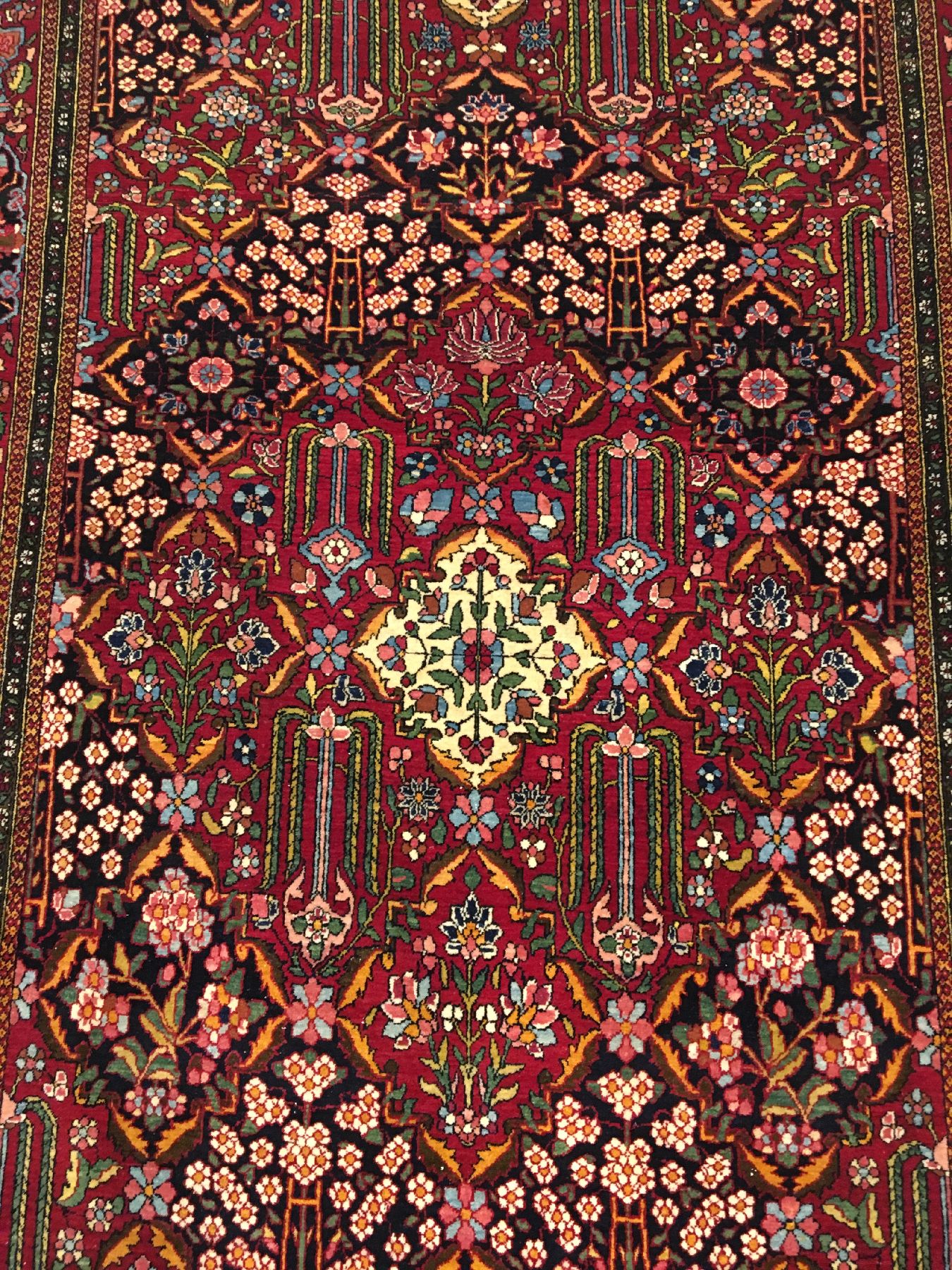 Detail e: Feiner Esfahan "Ahmad" antik (Hadji-Khanumi Design), Zentralpersien, Ende 19.Jhd., Korkwolle geknüpft auf Baumwolle. Bemerkenswert fein ...