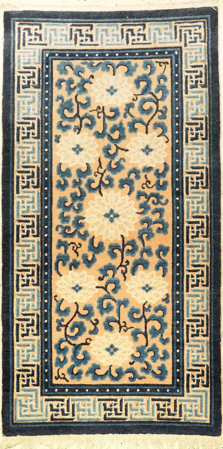 Feiner Ning-Hsia antik (Lotus), Westchina, 19.Jhd., Wolle geknüpft auf Baumwolle. Dekorativer und kunstvoll gezeichneter Ning-Hsia mit Lotus ...