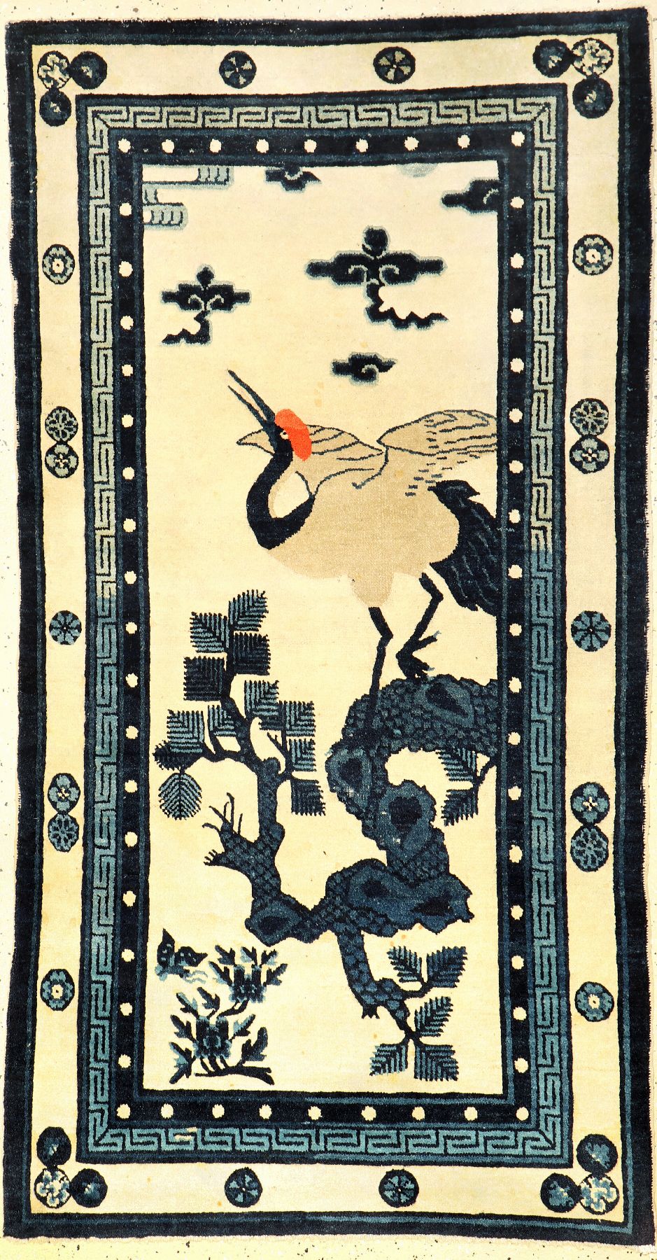 Seltener Pao Tao antik, Nordostchina, 19.Jhd., Wolle geknüpft auf Baumwolle. Kunstvoll gezeicheter Pao Tao mit Reiher, Schmetterling, Sonne und ...