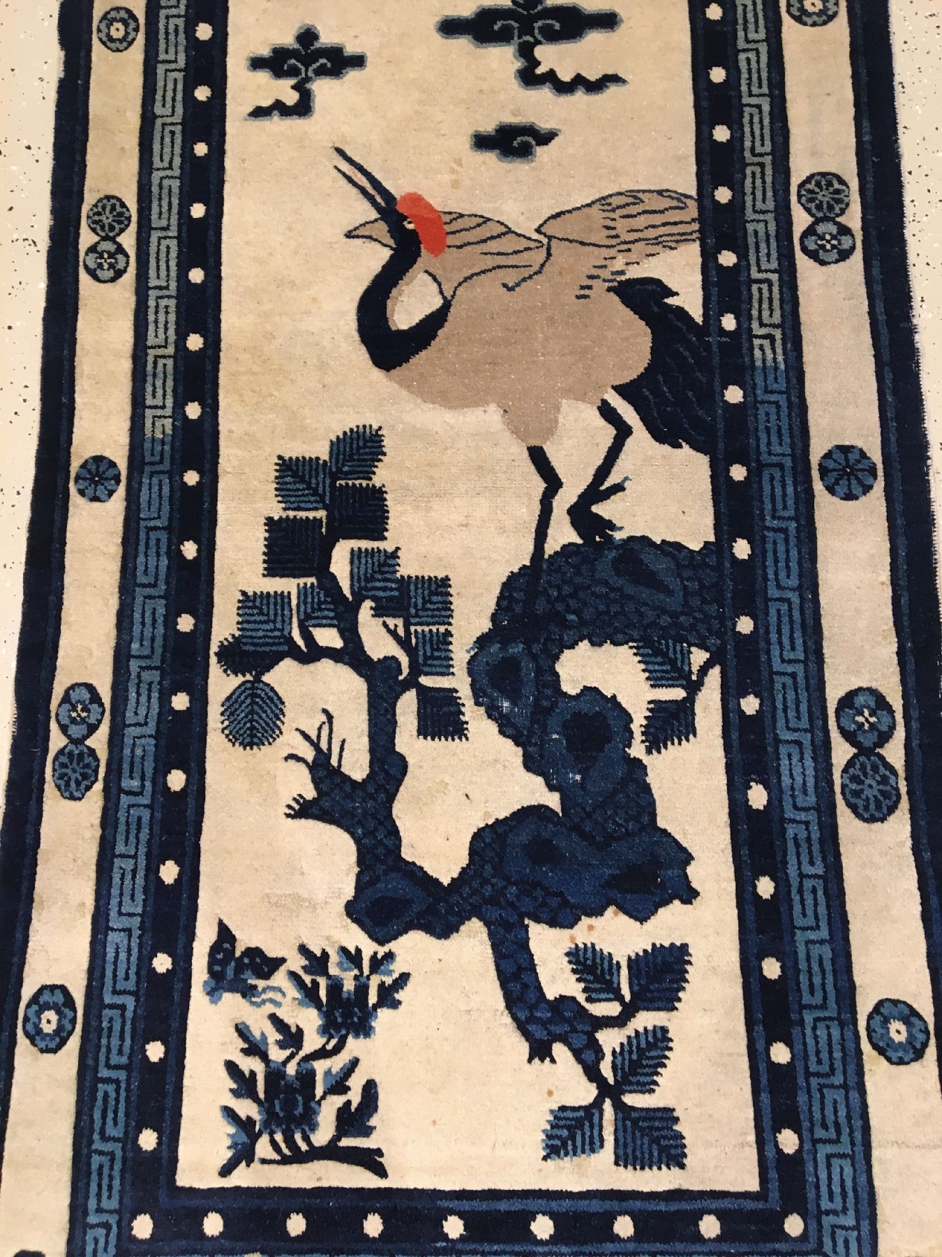 Detail a: Seltener Pao Tao antik, Nordostchina, 19.Jhd., Wolle geknüpft auf Baumwolle. Kunstvoll gezeicheter Pao Tao mit Reiher, Schmetterling, Sonne und ...