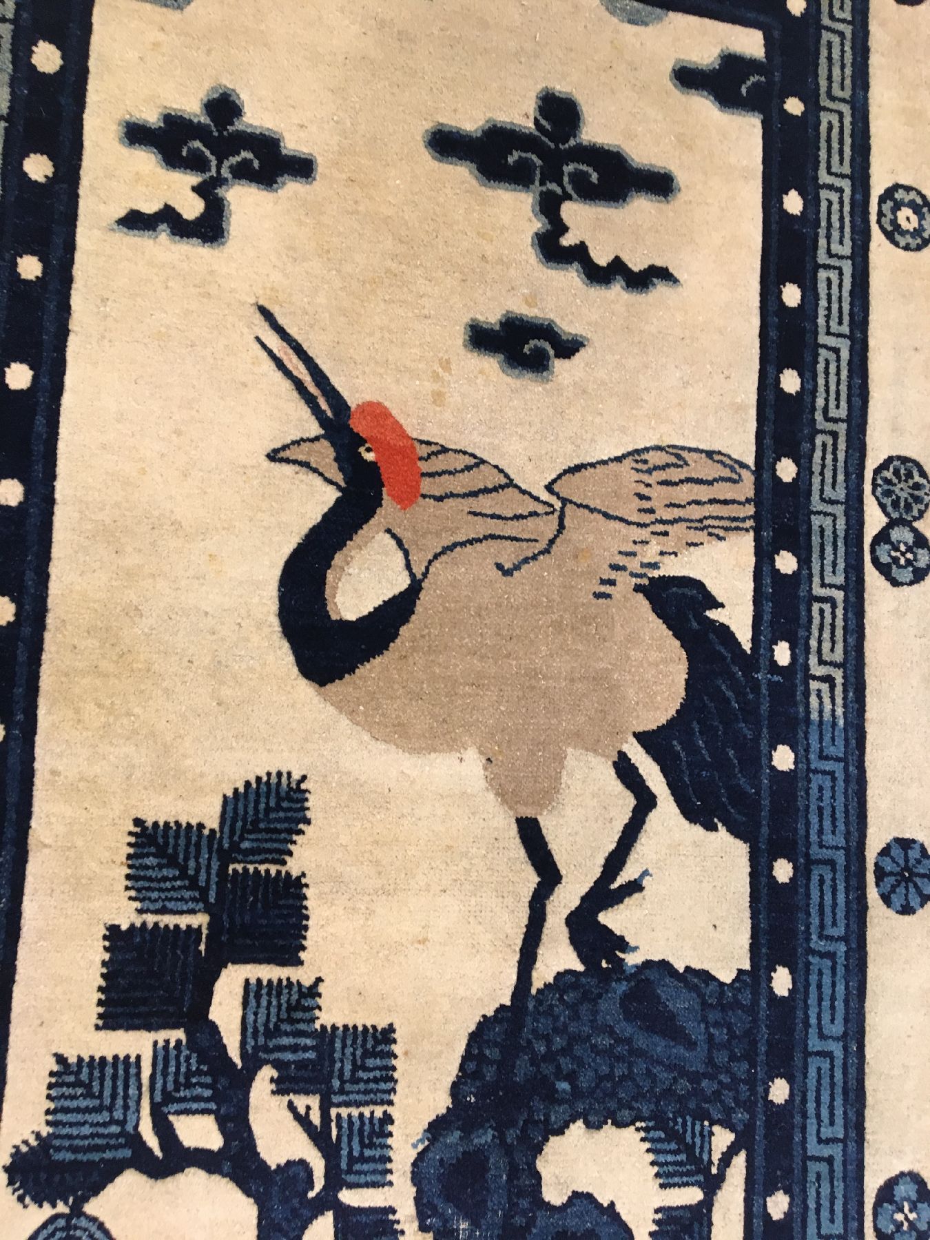 Detail b: Seltener Pao Tao antik, Nordostchina, 19.Jhd., Wolle geknüpft auf Baumwolle. Kunstvoll gezeicheter Pao Tao mit Reiher, Schmetterling, Sonne und ...