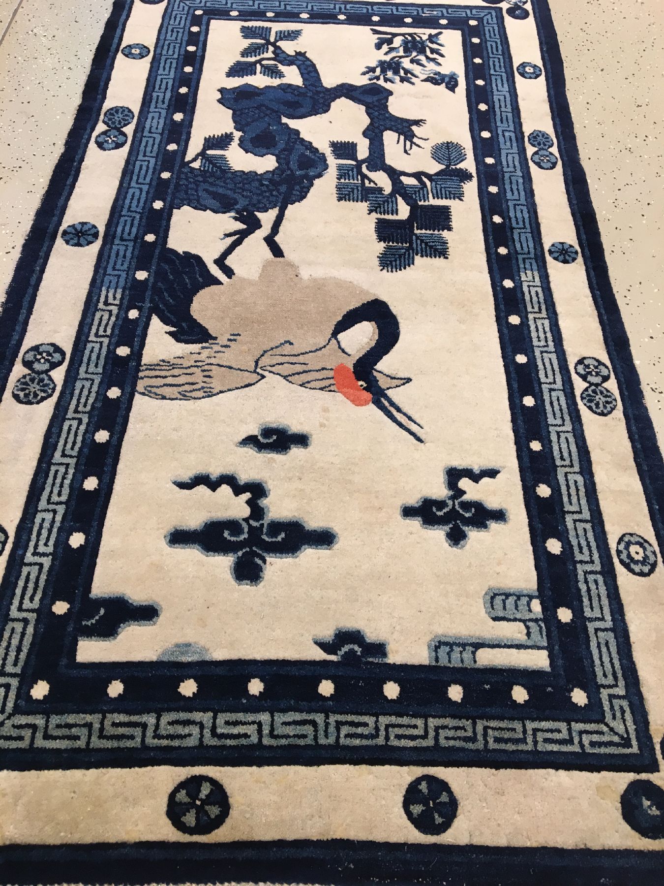 Detail c: Seltener Pao Tao antik, Nordostchina, 19.Jhd., Wolle geknüpft auf Baumwolle. Kunstvoll gezeicheter Pao Tao mit Reiher, Schmetterling, Sonne und ...