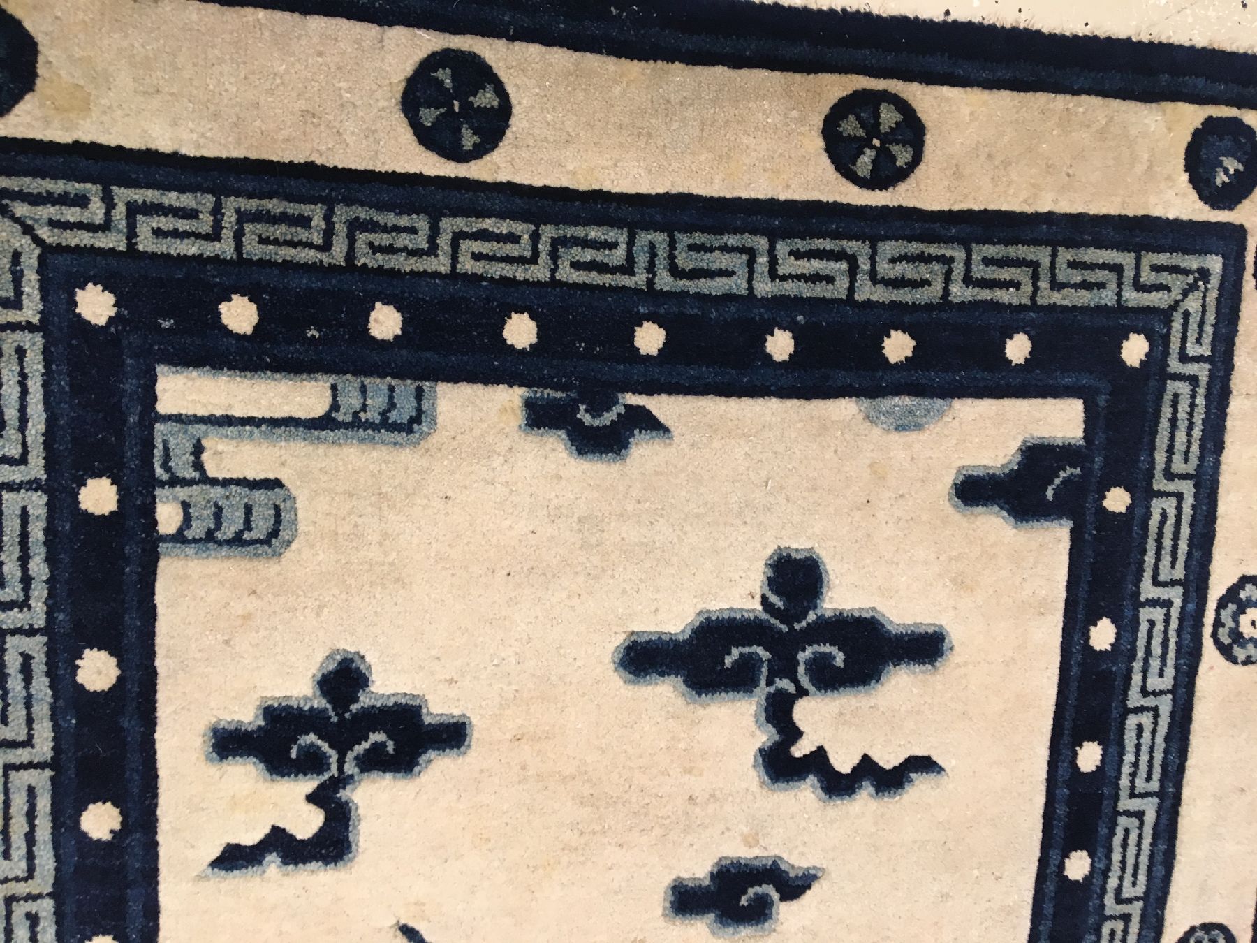 Detail d: Seltener Pao Tao antik, Nordostchina, 19.Jhd., Wolle geknüpft auf Baumwolle. Kunstvoll gezeicheter Pao Tao mit Reiher, Schmetterling, Sonne und ...