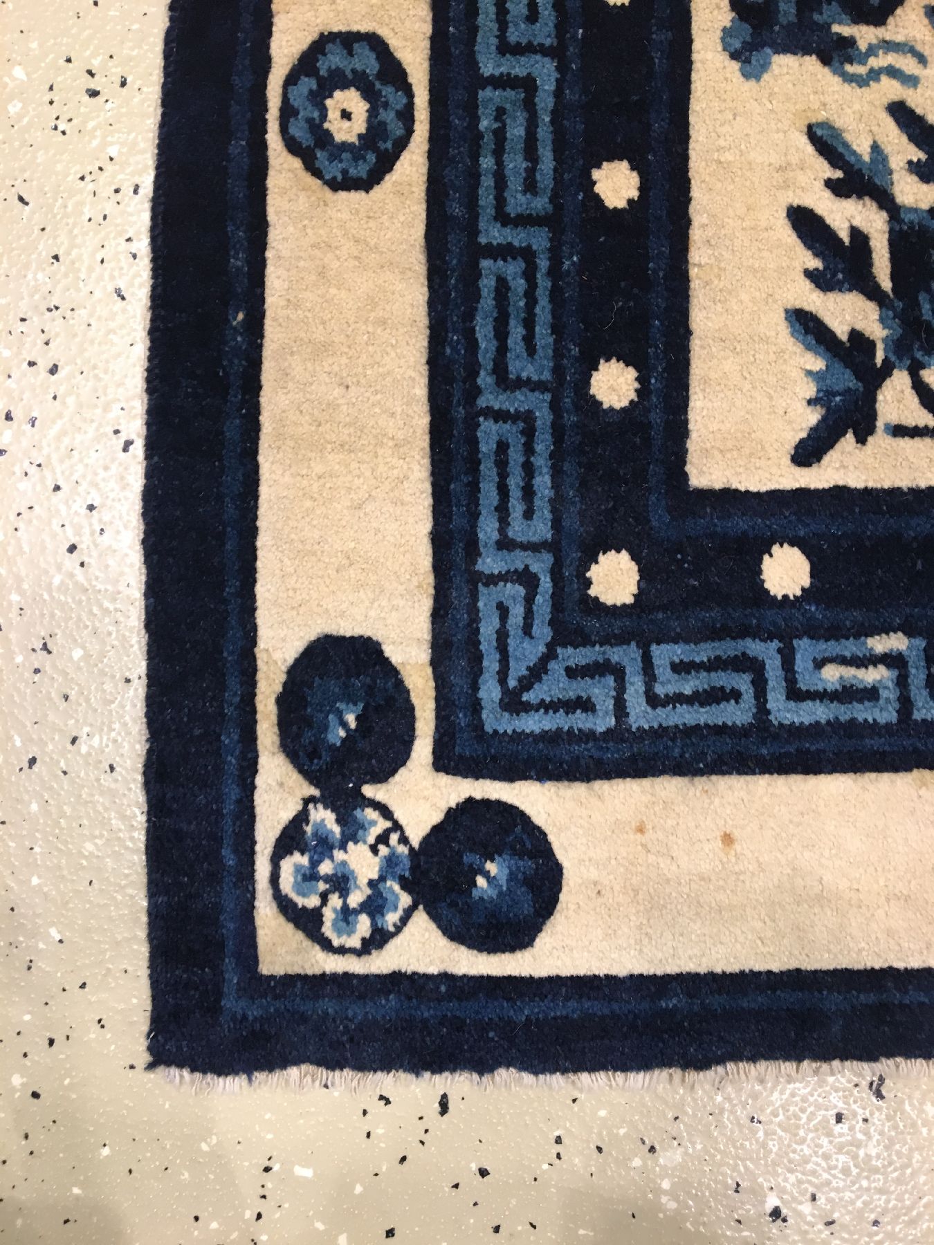 Detail e: Seltener Pao Tao antik, Nordostchina, 19.Jhd., Wolle geknüpft auf Baumwolle. Kunstvoll gezeicheter Pao Tao mit Reiher, Schmetterling, Sonne und ...