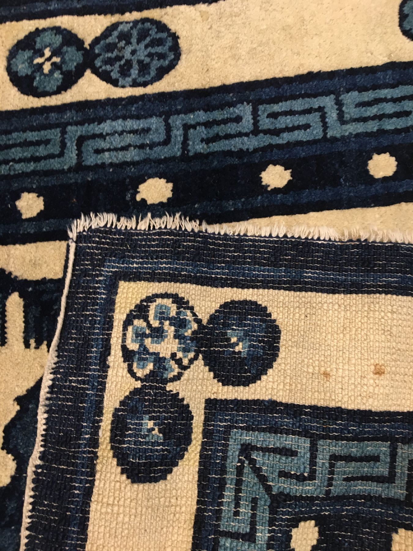 Detail f: Seltener Pao Tao antik, Nordostchina, 19.Jhd., Wolle geknüpft auf Baumwolle. Kunstvoll gezeicheter Pao Tao mit Reiher, Schmetterling, Sonne und ...
