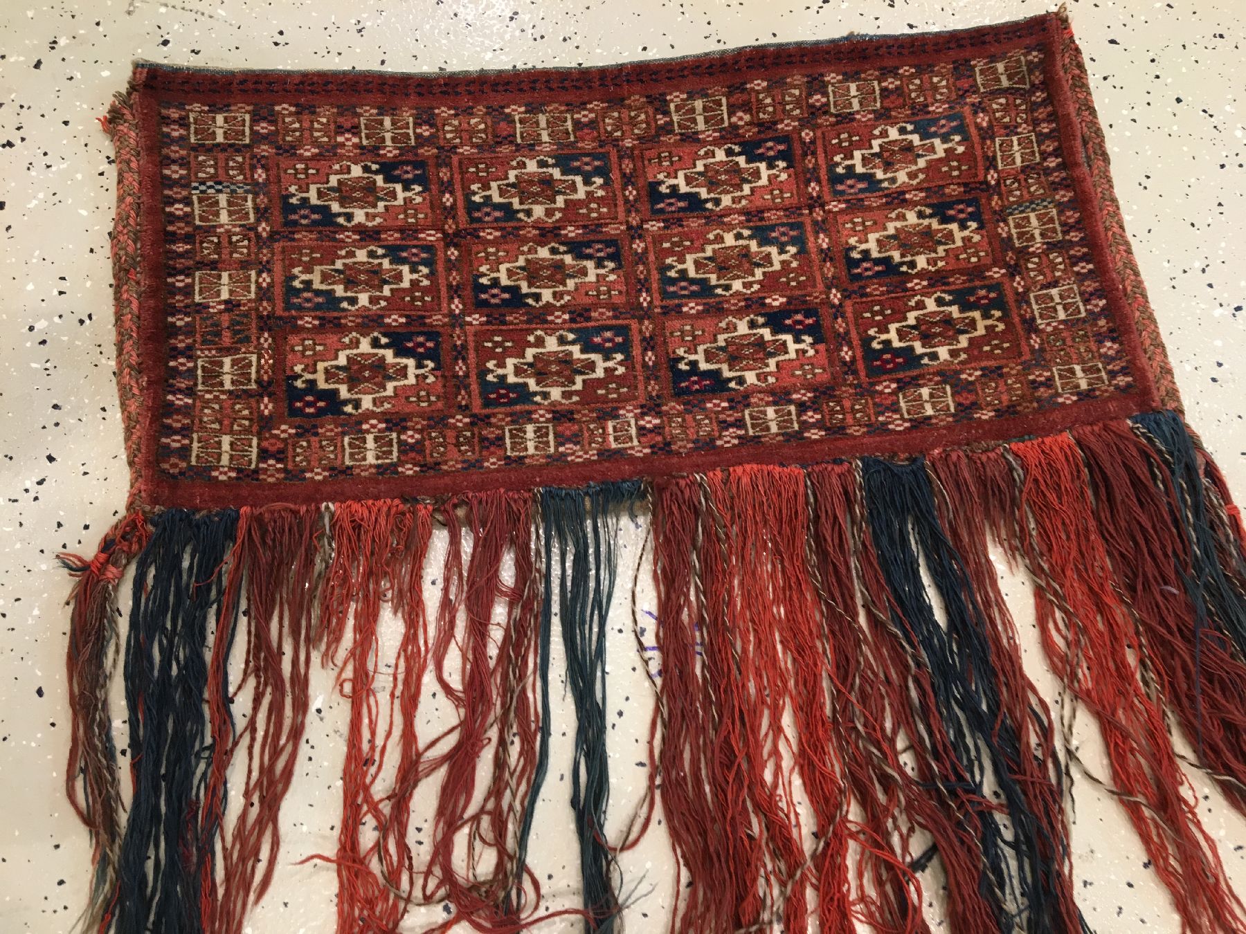 Detail a: Feine Tekke "Torba" antik, Turkmenistan, 19.Jhd., Wolle geknüpft auf Wolle. Feine Torba der Tekke Turkmenen mit langen Zierfransen, ca. ...
